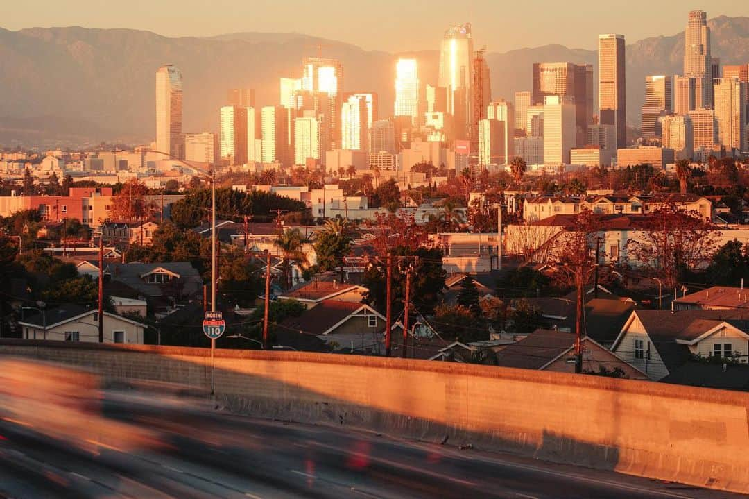 National Geographic Creativeのインスタグラム：「Photos by Elliot Ross @elliotstudio / Across the United States and especially in the Southwest, places like Los Angeles will see a significant increase of extreme heat by the year 2050. According to UCLA scientists, downtown Los Angeles will experience 16 days over 95°F compared to today’s average of 4 days per year. While that might not seem significant to people living in hotter places, LA, like other cities with historically mild climates, were not designed to protect and shelter its citizens from these kind of temperatures. A lack of trees, a sea of asphalt, millions of automobiles and intense glare off of reflective surfaces like high-rises all contribute to the very real and sometimes lethal effects of extreme heat events.」