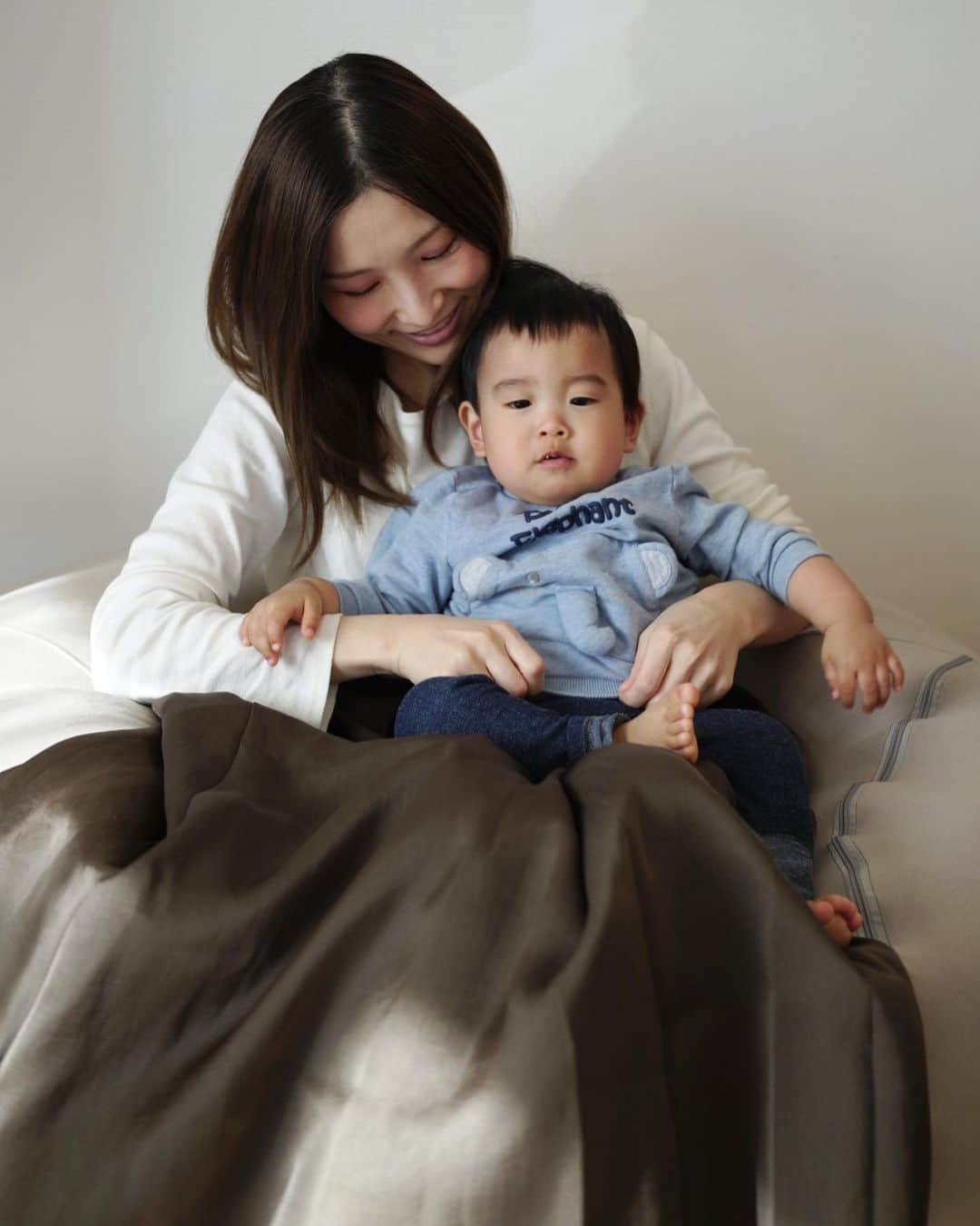 のインスタグラム：「親子共に笑ってる写真を撮りたかったけど﻿ 無理でした…笑﻿  （お菓子食べすぎないように 取り上げたらこの顔、口元にお菓子の かすついてる😂） ﻿ 神山まりあちゃん @mariakamiyama  ×VERY @veryweb.jp  ×NATURAL BEAUTY BASIC @naturalbeautybasic_official  のコラボ第3弾、ボリュームフレアスカート。﻿ ﻿ 程よい光沢があって、﻿ パーカーにもきれいめトップスにも合いそう。﻿ ﻿ オシャレ初心者な私が﻿ シンプルな服と合わせても﻿ こなれたオシャレな人に見える…﻿ （気がする）﻿ ﻿ 歩くとスカートがふわ、ふわ、と﻿ 揺れて可愛くて。﻿ ﻿ 良い靴は持ち主を良い場所へ連れて行ってくれると﻿ いうけれど、良い服も、良い場所に行きたくなりますね。﻿ ﻿ そして、服が好き、という気持ちは﻿ 着ている自分の自己肯定感も高めてくれる☺️ ﻿ #神山まりあ #VERY #ボリュームフレアスカート﻿ #NATURALBEAUTYBASIC #ドラマチックスカート  #モカカーキ #ママ服 #ママコーデ」