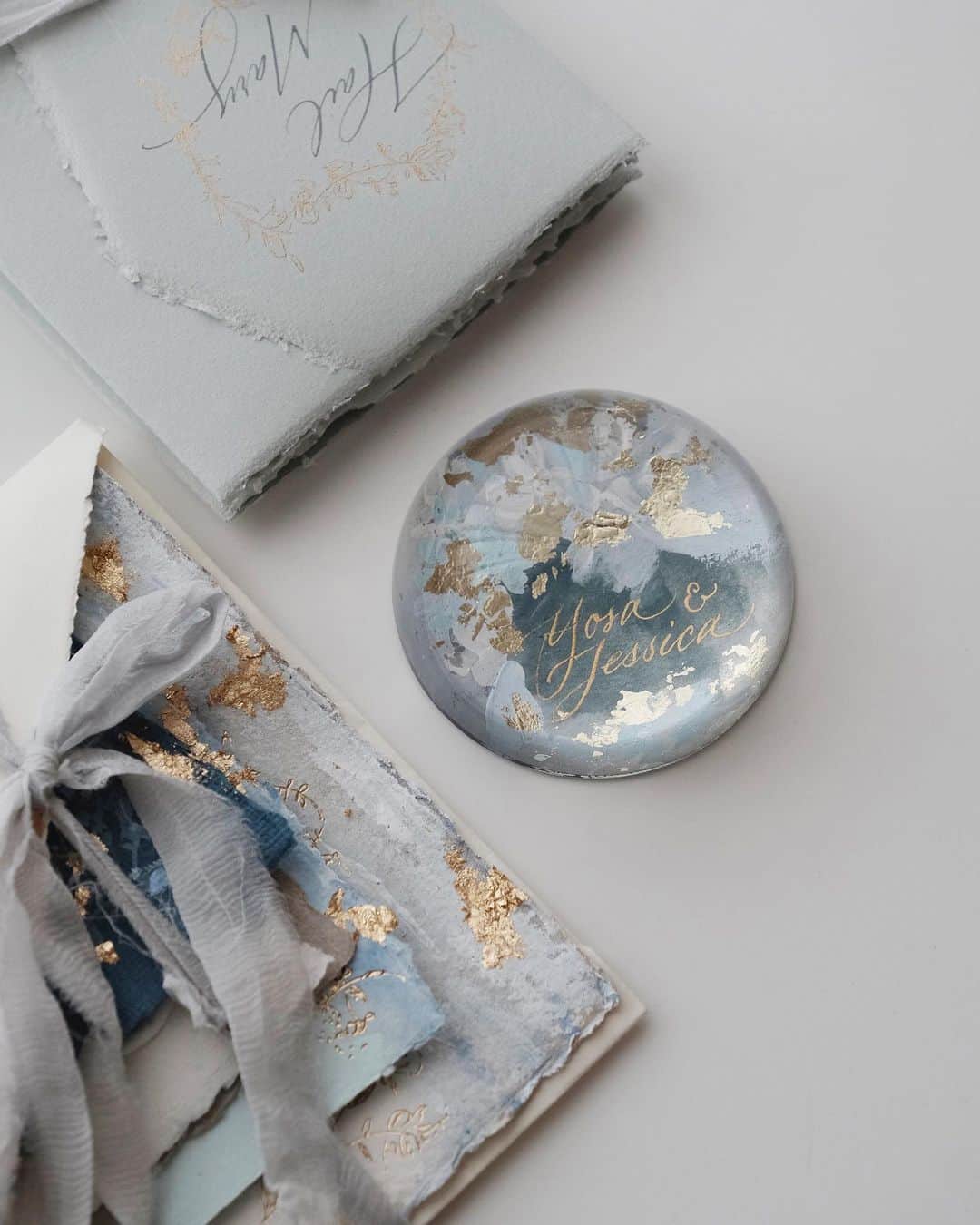 のインスタグラム：「Precious bundle of paper goods and personalized paperweight that tells story and captured sweet memories of their wedding day —  #vhcalligraphy #truffypi #カリグラフィー #カリグラフィースタイリング #モダンカリグラフィー #calligraphystyling #カリグラフィーワークショップ #weddingstationery #moderncalligraphy #handmadepaper  #penmanship #ウェディング #ウェディングアイテム #カリグラファ #スタイリングワークショップ #スタイリング #prettypapers #weddingsuite #styledshootbundle」