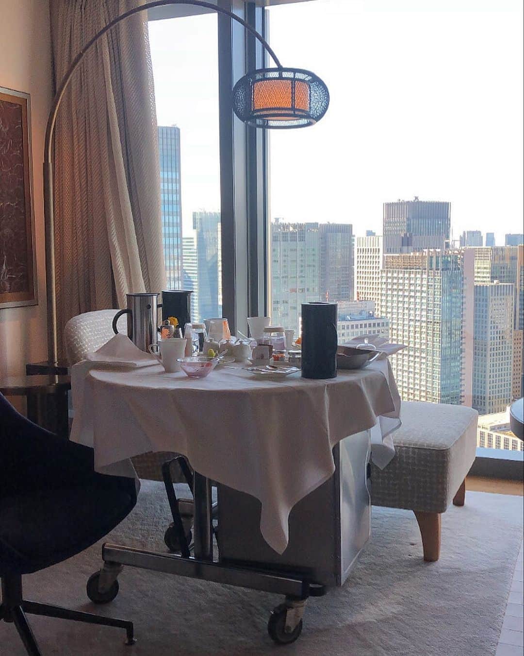 三好あんなのインスタグラム：「Breakfast🥚🧡 . . #inroomdining #hotelbreakfast #hotelstay #mandarinoriental #mandarinorientaltokyo #マンダリンオリエンタル東京 #ホテルステイ #おこもりステイ #ご褒美ステイ」
