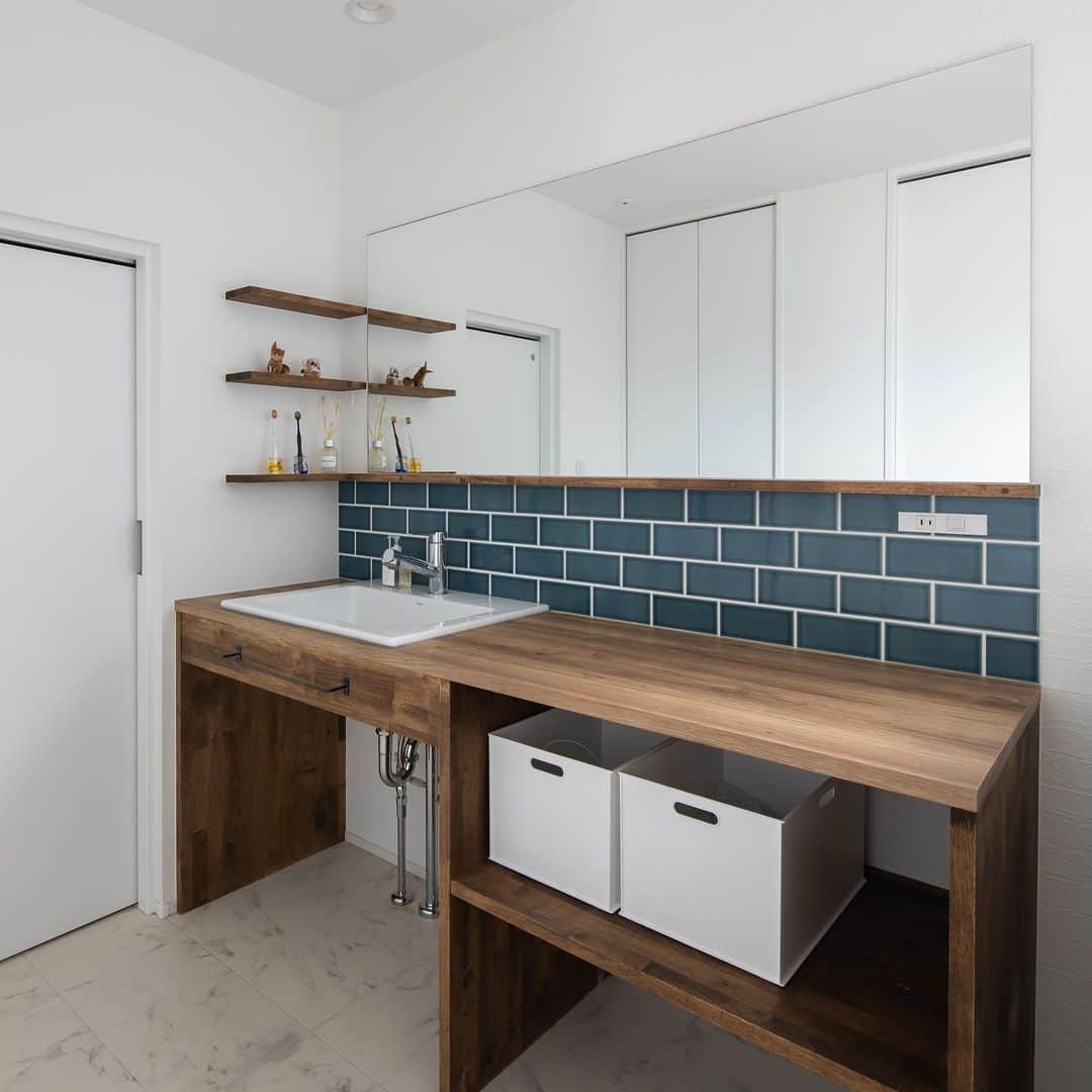ルポハウス一級建築士事務所さんのインスタグラム写真 - (ルポハウス一級建築士事務所Instagram)「・ ・ ・ 木製の造作洗面台にシックな青いタイルの組み合わせが、大人かわいい洗面ルーム。 ・ ワイドなカウンターと鏡で、慌ただしい朝もゆったり使えます。 ・ ・ ・ 𓐌𓐌𓐌𓐌𓐌𓐌𓐌𓐌𓐌𓐌𓐌𓐌𓐌𓐌𓐌𓐌𓐌𓐌  ルポハウスの施工事例はこちらまで☞ @reposhouse  𓐌𓐌𓐌𓐌𓐌𓐌𓐌𓐌𓐌𓐌𓐌𓐌𓐌𓐌𓐌𓐌𓐌𓐌 #ルポハウス は#ちょっとかっこいい家 を"友人のために" という思いでつくっています。 一生に一度の#マイホーム。 「あなたにしかできない」×「ルポハウスだからできる」で、 私たちだけの#家づくり を思いっきり楽しんでみませんか？！ ・ ・ ・ #住宅 #注文住宅 #新築一戸建て #デザイナーズ住宅  #一級建築士事務所 #設計事務所 #滋賀県の設計事務所 #myhome #instahouse #design #instahome #myhouseidea #洗面台インテリア #造作洗面台 #名古屋モザイクタイル #クラルテ #サンゲツクッションフロア #HM5093 #石目調クッションフロア」12月17日 11時59分 - reposhouse