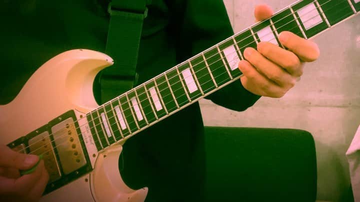 小野武正のインスタグラム：「キュビズム / KEYTALK  わし作詞やぎし作曲のこの曲です。 表面上はどんなに関係のなさそうな事柄であれこの世の本質は全部一つで繋がってるよっていう曲です。 ギターソロをゆっくり弾いてみました、のろのろのろ〜 普通バージョンはTwitterにて!!  #わしつなぎ #keytalk #2週目」