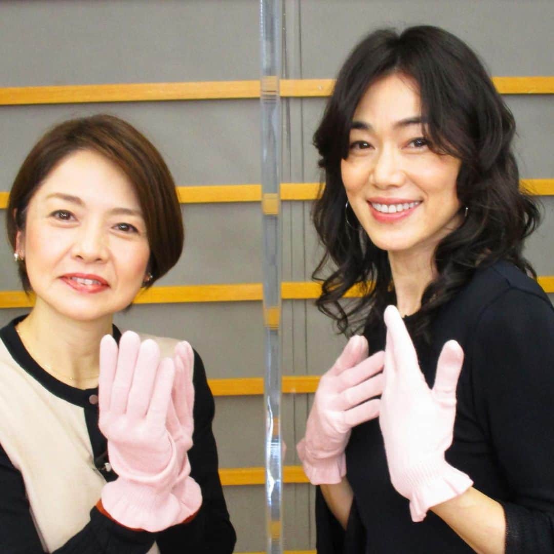 西山喜久恵さんのインスタグラム写真 - (西山喜久恵Instagram)「🎤 去年に引き続き、大ファンの今井美樹さんにインタビューさせて頂きました‼️ 今年、フルオーケストラの演奏で数々の名曲をセルフカバーされ、変わらぬ美声に癒された方も多いはず💕 オーケストラをも包み込む圧倒的な存在感‼️ 「今井さんの歌声は、皆んなを導くラグビー🏉のリーチマイケルさんみたいなんですよ。」と熱く伝えたところ、今井さん、妙に納得して下さいました😊 何故手袋🧤をしているかって？ それは、今週のめざましどようびで‼️ #今井美樹 #めざましどようび #キクエがキクヨ  #Classic Ivory MIKI IMAI」12月17日 12時00分 - kikue_nishiyama