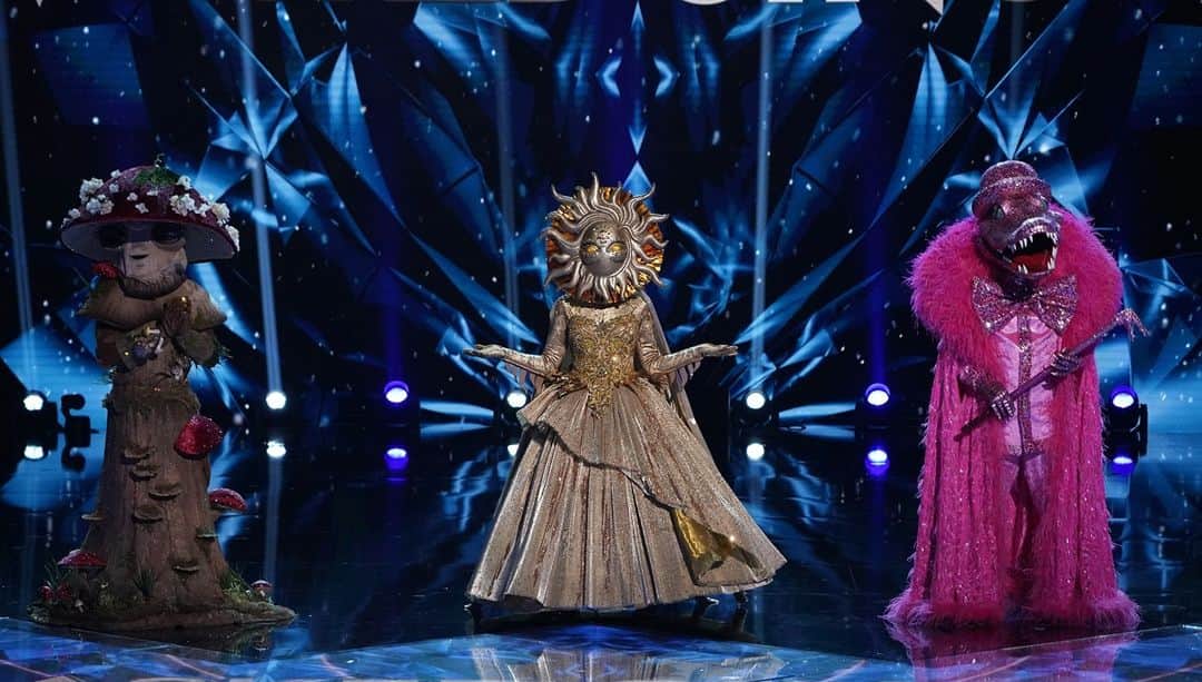 E! Onlineさんのインスタグラム写真 - (E! OnlineInstagram)「Sing your hearts out because #TheMaskedSinger has crowned its season 4 champ! 👑  Link in bio for the final, shocking reveals. (📷: Fox)」12月17日 12時00分 - enews