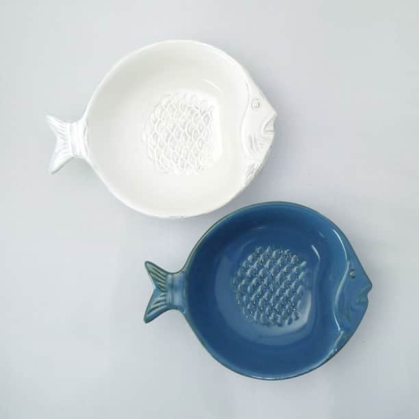 のインスタグラム：「欠品していたお魚皿シリーズが再入荷しています。今でしたら全種類コンプリートしていますよ〜。今年はおうち時間が長くなっているので、そんな中、食卓を楽しく彩ってくれるお魚さんたち重要！食器を新しくするだけで、とっても新鮮な気分になるので試してみて！  #fish #dish #tablewear #お魚皿 #お魚小皿」