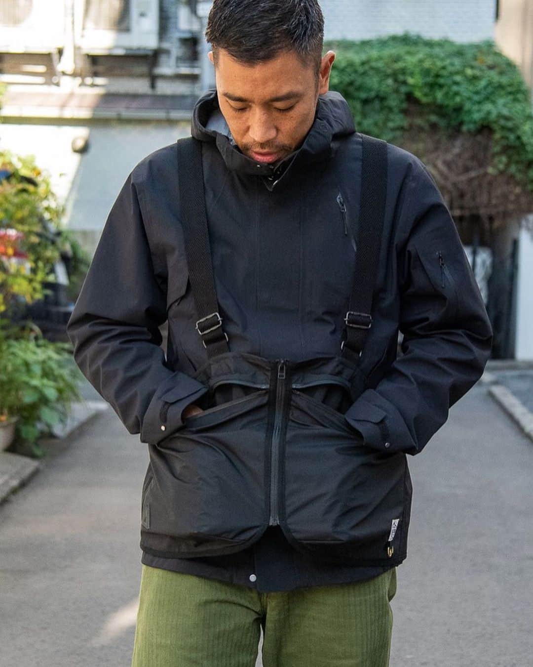 STYLERさんのインスタグラム写真 - (STYLERInstagram)「アパレル業界人の旅行バッグ拝見！企画でソロキャンプ用の旅行かばんを紹介してくれた、〈ベルーフバゲージ〉、〈アノニムクラフツマンデザイン〉のデザイナー佐野賢太さん。「キャンプ用のバッグなのにトートバッグ？」と初見では驚いたのですが、読み返していると確かにオートキャンプなら全然アリなのかも…。ここはもっと本人にお話を聞いてみたい！ということで、代々木にある直営店 1197STOREにお伺いしてきました。キャンプ＆タウンユース兼用のトートバッグ、キャンプに重宝する着るカバンとは…？  ※記事はプロフィールのURLからお読み頂けます。FACY MENのPICK UPにある「【経験者に聞く、キャンプバッグのススメ】オートキャンプはトートが最強？着るカバンも便利です！」をクリックしてご覧ください！  #facymen #キャンプバッグ #ソロキャンプ #アウトドア #キャンプ #オートキャンプ #ベルーフバゲージ #アノニムクラフツマンデザイン #ANONYMCRAFTSMANDESIGN #トートバッグ #1197store #旅行かばん #着るベスト #着るカバン #bib」12月17日 12時09分 - facy_men