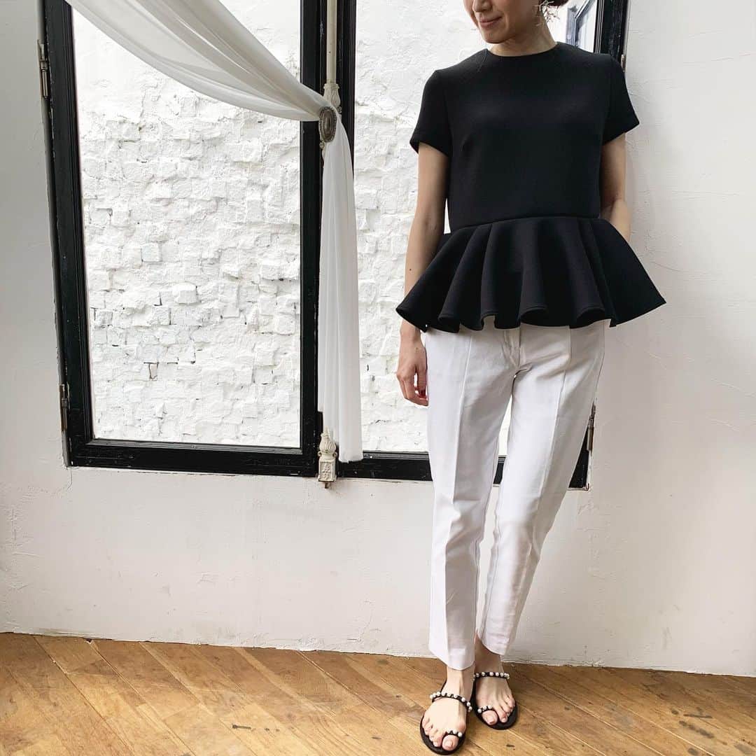 のインスタグラム：「▶︎Pre Order item (2021 Summer) お届け予定:2021年4月下旬頃 期間内のご予約で10%OFFです！ ・ ・ BLACK×WHITEのコーディネートも、ペプラムトップスで華やかさが増す…＊ ・ ・ tops:Epaulement/BLACK ¥16,830 shoes:Terrace/BLACK ¥22,770 (※期間限定10%OFF価格) pre orderは12/21昼12:00まで！ ・ ・ #tsuru#tsurubymarikooikawa#preorder#2021summer新作#プレオーダー#先行予約」