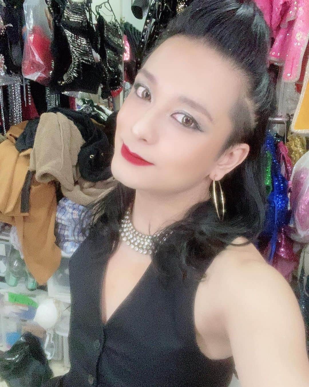 HIDEKiSMのインスタグラム：「師走ですね🏃‍♂️ 誰もが年の瀬をひかえて何かと気忙しく慌ただしくなるこの時期。どっしり構えて読経をする師僧までも走り回らなければと思わせる程の多忙な月という意味なんだって。 師僧まで走るんだもの。 そりゃあオカマも走るわよ🏃‍♂️ まぁでもせっかく走るなら楽しく走りたいものですね💋  今年は色々と思い通りにいかなかった方も多いんじゃないかしら。 でもね。悪いことがあった後は良いことが起きるんだよ❤️ 生きてるだけで丸儲け💰 誠実に生きてたら良いことがあるんだよ！ だから来年は良い年なんだよ☺️ そうに決まってるし、そうじゃないと困っちゃう💋 来年が良い年になるように、残りわずかなこの年をしっかり走り抜けましょうね🏃‍♂️  #どうでもいいけど最近フォレストガンプ観た #今更 #誠実って素敵 #素直って素敵 #正直って素敵 #フォレストガンプ #enviigabriella #hidekism #gay #lgbt #entertainment #オネエ #エンガブ #tokyo #japan  #makeup #youtube」