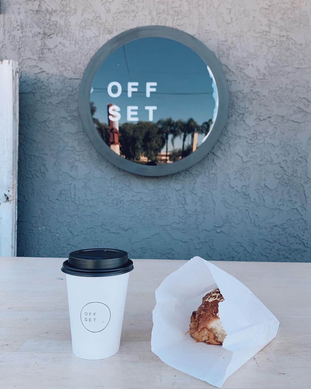 高木りなのインスタグラム：「Morning coffee ☕️🥐🌴✨  今朝は前から気になっていたカフェで、カフェラテとハムチーズクロワッサンをテイクアウト。 おうちまで待てずに車で完食しちゃいました😆 気分転換にもなって幸せな1日のスタートとなりました❤️  오늘 아침은 기분전환으로 전부터 가보고싶었던 카페에서 따뜻한 라테와 햄 치즈 크로아상을 포장~✨ 집까지 못기다려서 차 안에서 다 먹었네요🙌🏻  #coffee #morningcoffee #cafe #losangeles  #california」