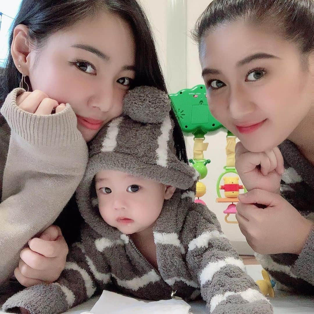 NaMieさんのインスタグラム写真 - (NaMieInstagram)「昨日はおきんと﻿ しんたまに会ってきました🤱💗﻿ ﻿ ﻿ ＂みさき＂からの﻿ みさきんぐからのきんぐからのおきん。笑﻿ ﻿ おきんはバーレスク卒業生で、﻿ 私より１つ年下の可愛い後輩ちゃんでした♡﻿ ﻿ まだおきんが入ったばかり、﻿ 確かリハで初めましてだったのだけど﻿ 凄く緊張してたの未だに覚えてるなあ笑﻿ ﻿ 気付けば仲良くなって﻿ 一緒に仕事終わり酉の市行ったり﻿ おきんのお家お邪魔したりしたなあなんて思い出しながら…﻿ ﻿ 身体が少し弱かったり当時は心配な部分もあったけど﻿ 今では立派に一児の母になって、﻿ 子どもが生まれたと聞いてすぐに会いたかったけど﻿ こんな世の中で、私も働いてるので﻿ 自分からは誘いづらかったのですが﻿ 会いたいと言ってくれて、﻿ 育児も楽しんでやってるみたいで﻿ 沢山抱っこさせてもらって、﻿ 出産の時のお話とか近況とか話したり﻿ 元気なおきんに会えたことが何より嬉しかった😊❤️﻿ ﻿ とっても幸せそうで、﻿ こんなに幸せなことはないですね！﻿ ﻿ 癒しと元気をもらいました♡♡♡﻿ ﻿ ﻿ ママになったけど、﻿ いつまでも可愛い妹ちゃんのような子です🥰﻿ ﻿ ﻿ しんたまがもう少し大きくなったら、﻿ どこか出掛けようね♡﻿ ﻿ ﻿ #すきぴ﻿ #後頭部萌え  #エンタメ活動を止めない﻿ #スーパーバーレスク #バーレスク東京﻿ #アジア一のエンターテインメント﻿ #六本木 #roppongi #tokyo #japan #burlesque #japanesegirl #showgirl #selfie #namie #follow #bikini #club #黒髪ロング」12月17日 12時03分 - namie_burlesque