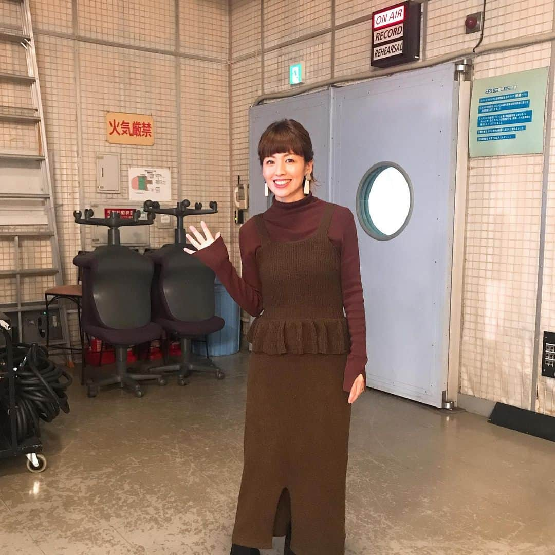 秋本ゆかりさんのインスタグラム写真 - (秋本ゆかりInstagram)「ちょっと早いですが、アサデス九州山口の年内放送は今日まででした！ 私は一足早く火曜日で年内ラストオンエアでした😆  2020年もアサデス九州山口をご覧頂いた皆様、ありがとうございました😊🙇‍♀️  コロナの影響でこれまでとは取材の仕方が変わったり、いろいろありましたが、、 今年も取材を通して出逢えた皆さんに感謝✨たくさんの気づきや学びがありました😌取材できることの有り難さも身に染みて感じました。 また来年もアサデス 九州山口をどうぞよろしくお願いします❤️  .  #kbc #アサデス九州山口 #三澤澄也 #久しぶりに共演できて楽しかった #中島つぐまさ  #兄さんおへそ見えてますよー#パパとしてもがんばれ👍 #また来年👋  #今年も残り少なくなってきました  #寒さに負けず#やりきりましょう」12月17日 12時03分 - akimoto_yukari