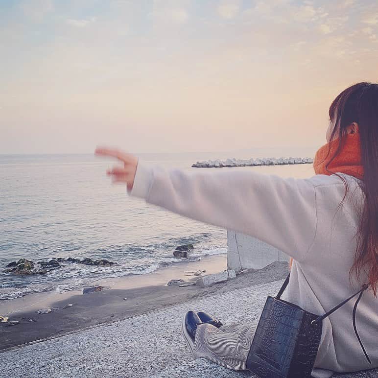 Dorothy Little Happyのインスタグラム：「こんにちべこ！ ・ 海ではしゃぐ私。 ・ わぁ〜！！う〜み〜〜♪ "(ﾉ*>∀<)ﾉ ｲﾔｯｯﾎｫｫｫｵｵｫｵｳ!! ・ ・ ・ #dorothylittlehappy  #海  #横須賀」