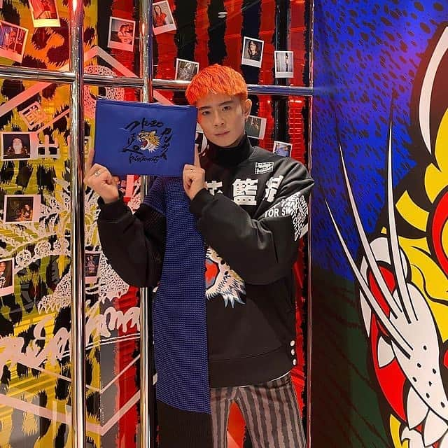 山本寛斎さんのインスタグラム写真 - (山本寛斎Instagram)「#repost @taiki_jp  ・・・  『KENZO x KANSAIYAMAMOTO』🐯✨ 本日は、阪急うめだ本店３階　@KENZO POP 売場へ✨　  コラボの話しを耳にした時は驚きました😍　日本の伝説的なデザイナー @kansai_yamamoto_official のアートワークをふんだんに用いた力強いコレクション‼️‼️ コラボコレクションは阪急うめだ本店(12/16~1/12)、阪急メンズ大阪店をはじめ全国のKENZO店舗にて販売中です！　  #KENZOKANSAIYAMAMOTO #KENZO #KENZOFOB #KENZOSS21 @felipeoliveirabaptista #taikinoah」12月17日 12時08分 - kansai_yamamoto_official