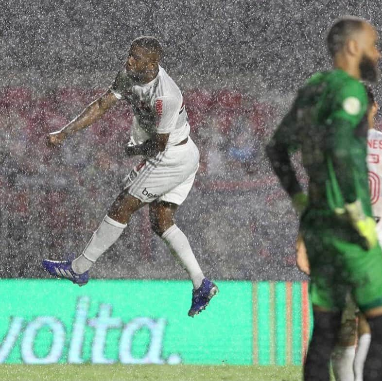 São Paulo FCさんのインスタグラム写真 - (São Paulo FCInstagram)「😆⛈ @jonastoro_   #VamosSãoPaulo 🇾🇪  📸 Rubens Chiri / saopaulofc.net」12月17日 12時22分 - saopaulofc