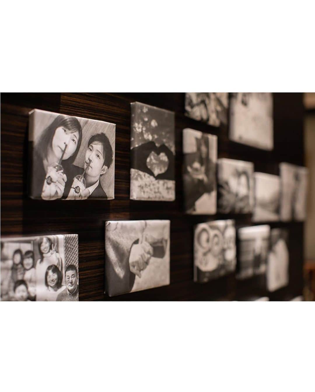 ゼクシィさんのインスタグラム写真 - (ゼクシィInstagram)「【いろんなふたりの表情が伝わる！ こだわりのウエルカムスペース💕】 . 今回は、#ゼクシィ2020 のハッシュタグをつけて 投稿頂いた中から、ウエルカムスペースにこだわった 先輩花嫁さんの当日フォトをご紹介します。 . （1～2枚目） IKEAのメモボード「ミールヘーデン」に モノクロでプリントした前撮り写真と、 前撮りで使ったイヤリングをディスプレイ✨ . （3～4枚目） メインテーブル前には、新郎のアタッシュケース、 プロポーズリング、前撮りで履いたシューズなど ふたりを身近に感じさせるアイテムを💍👞💗 . （5～6枚目） 壁にはモノクロの写真パネルを。 いろんな表情のふたりの姿が微笑ましい。 接着には丸めたマスキングテープを使用。 . （7～8枚目） 従兄弟が撮ってくれた前撮り写真のうち 特にお気に入りのものをA3パネルに。 イーゼルに立ててディスプレイした☺️ . （9枚目） ふたりの柔らかい表情がお気に入りの 似顔絵をフォトスタンドに入れてディスプレイ。 （@maru0_829 さま） . . +♥+:;;;:+♥+:;;;:+♥+:;;;:+♥+:;;;:+♥+:;;;:+♥ . プロポーズから結婚式まで素敵なお写真募集中！ . ゼクシィ公式アカウントでお写真を紹介してみませんか？ 【#ゼクシィ2020】 を付けて投稿してください💎 . +♥+:;;;:+♥+:;;;:+♥+:;;;:+♥+:;;;:+♥+:;;;:+♥ . ▼公式アプリもCHECKしてね ゼクシィアプリはURLから👰💐 @zexyrecruit . . #ウェルカムスペース#ウェルカムアイテム#ウェルカムアイテムdiy#ウェルカム小物#ウェルカム小物diy _ #ウェルカムスペース装飾#ウェルカムスペースアイテム#花嫁diy#diy#前撮りフォト#ウェディングフォト#フォトディスプレイ#ミールヘーデン#フォトスタンド _ #ウェルカムスペース手作り#ウェルカムスペースグッズ#ウェルカムスペース準備#結婚準備#結婚式準備#全国のプレ花嫁さんと繋がりたい#日本中のプレ花嫁さんと繋がりたい#手作りウェルカムスペース#ウェディング#プレ花嫁 _ #結婚式#ゼクシィ#ちーむゼクシィ#幸せが動きだしたらゼクシィ」12月17日 12時23分 - zexyrecruit