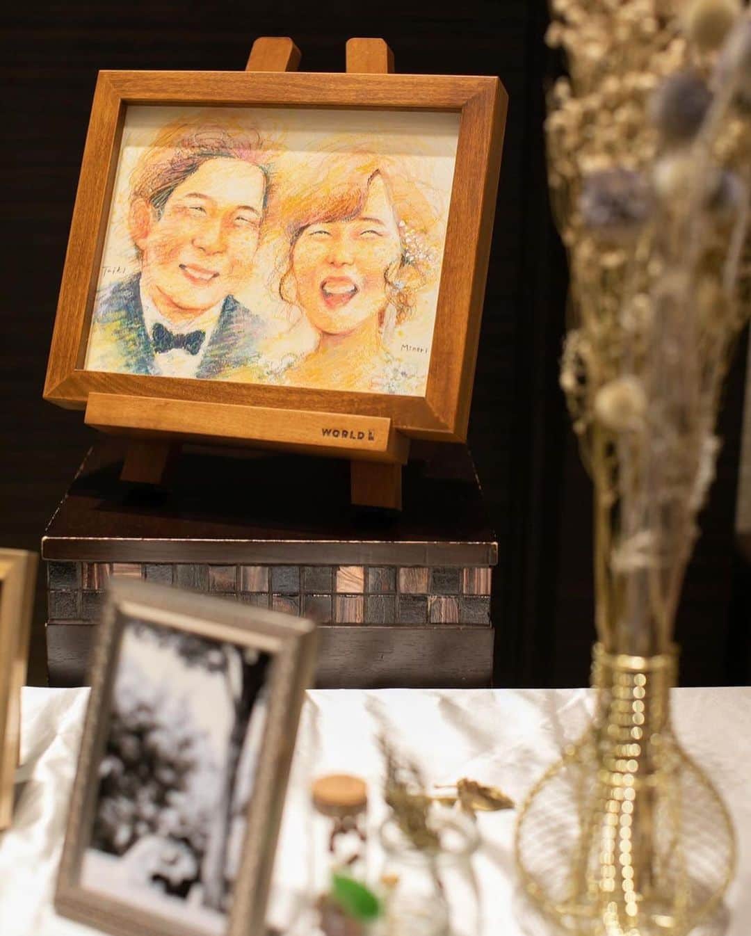 ゼクシィさんのインスタグラム写真 - (ゼクシィInstagram)「【いろんなふたりの表情が伝わる！ こだわりのウエルカムスペース💕】 . 今回は、#ゼクシィ2020 のハッシュタグをつけて 投稿頂いた中から、ウエルカムスペースにこだわった 先輩花嫁さんの当日フォトをご紹介します。 . （1～2枚目） IKEAのメモボード「ミールヘーデン」に モノクロでプリントした前撮り写真と、 前撮りで使ったイヤリングをディスプレイ✨ . （3～4枚目） メインテーブル前には、新郎のアタッシュケース、 プロポーズリング、前撮りで履いたシューズなど ふたりを身近に感じさせるアイテムを💍👞💗 . （5～6枚目） 壁にはモノクロの写真パネルを。 いろんな表情のふたりの姿が微笑ましい。 接着には丸めたマスキングテープを使用。 . （7～8枚目） 従兄弟が撮ってくれた前撮り写真のうち 特にお気に入りのものをA3パネルに。 イーゼルに立ててディスプレイした☺️ . （9枚目） ふたりの柔らかい表情がお気に入りの 似顔絵をフォトスタンドに入れてディスプレイ。 （@maru0_829 さま） . . +♥+:;;;:+♥+:;;;:+♥+:;;;:+♥+:;;;:+♥+:;;;:+♥ . プロポーズから結婚式まで素敵なお写真募集中！ . ゼクシィ公式アカウントでお写真を紹介してみませんか？ 【#ゼクシィ2020】 を付けて投稿してください💎 . +♥+:;;;:+♥+:;;;:+♥+:;;;:+♥+:;;;:+♥+:;;;:+♥ . ▼公式アプリもCHECKしてね ゼクシィアプリはURLから👰💐 @zexyrecruit . . #ウェルカムスペース#ウェルカムアイテム#ウェルカムアイテムdiy#ウェルカム小物#ウェルカム小物diy _ #ウェルカムスペース装飾#ウェルカムスペースアイテム#花嫁diy#diy#前撮りフォト#ウェディングフォト#フォトディスプレイ#ミールヘーデン#フォトスタンド _ #ウェルカムスペース手作り#ウェルカムスペースグッズ#ウェルカムスペース準備#結婚準備#結婚式準備#全国のプレ花嫁さんと繋がりたい#日本中のプレ花嫁さんと繋がりたい#手作りウェルカムスペース#ウェディング#プレ花嫁 _ #結婚式#ゼクシィ#ちーむゼクシィ#幸せが動きだしたらゼクシィ」12月17日 12時23分 - zexyrecruit