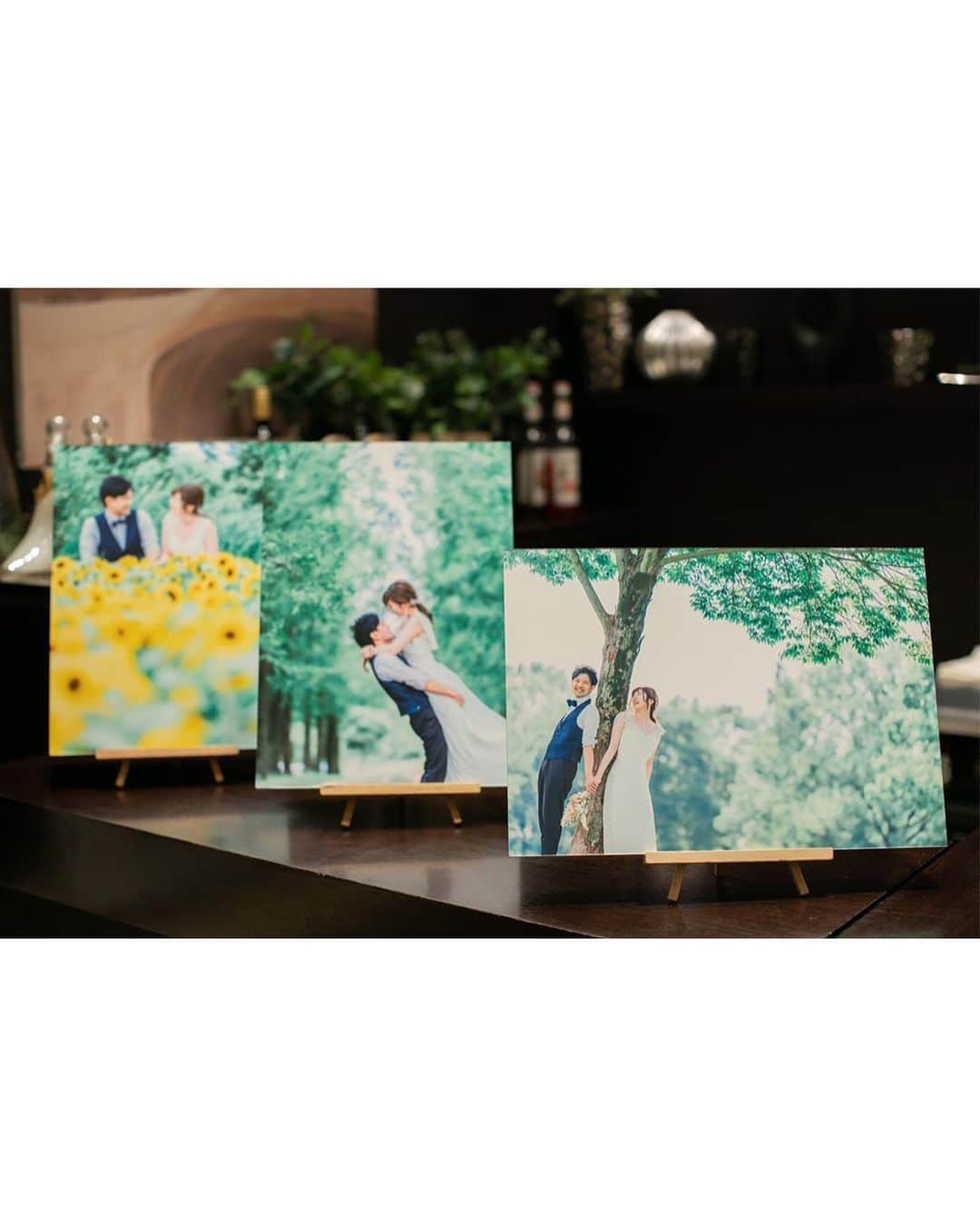 ゼクシィさんのインスタグラム写真 - (ゼクシィInstagram)「【いろんなふたりの表情が伝わる！ こだわりのウエルカムスペース💕】 . 今回は、#ゼクシィ2020 のハッシュタグをつけて 投稿頂いた中から、ウエルカムスペースにこだわった 先輩花嫁さんの当日フォトをご紹介します。 . （1～2枚目） IKEAのメモボード「ミールヘーデン」に モノクロでプリントした前撮り写真と、 前撮りで使ったイヤリングをディスプレイ✨ . （3～4枚目） メインテーブル前には、新郎のアタッシュケース、 プロポーズリング、前撮りで履いたシューズなど ふたりを身近に感じさせるアイテムを💍👞💗 . （5～6枚目） 壁にはモノクロの写真パネルを。 いろんな表情のふたりの姿が微笑ましい。 接着には丸めたマスキングテープを使用。 . （7～8枚目） 従兄弟が撮ってくれた前撮り写真のうち 特にお気に入りのものをA3パネルに。 イーゼルに立ててディスプレイした☺️ . （9枚目） ふたりの柔らかい表情がお気に入りの 似顔絵をフォトスタンドに入れてディスプレイ。 （@maru0_829 さま） . . +♥+:;;;:+♥+:;;;:+♥+:;;;:+♥+:;;;:+♥+:;;;:+♥ . プロポーズから結婚式まで素敵なお写真募集中！ . ゼクシィ公式アカウントでお写真を紹介してみませんか？ 【#ゼクシィ2020】 を付けて投稿してください💎 . +♥+:;;;:+♥+:;;;:+♥+:;;;:+♥+:;;;:+♥+:;;;:+♥ . ▼公式アプリもCHECKしてね ゼクシィアプリはURLから👰💐 @zexyrecruit . . #ウェルカムスペース#ウェルカムアイテム#ウェルカムアイテムdiy#ウェルカム小物#ウェルカム小物diy _ #ウェルカムスペース装飾#ウェルカムスペースアイテム#花嫁diy#diy#前撮りフォト#ウェディングフォト#フォトディスプレイ#ミールヘーデン#フォトスタンド _ #ウェルカムスペース手作り#ウェルカムスペースグッズ#ウェルカムスペース準備#結婚準備#結婚式準備#全国のプレ花嫁さんと繋がりたい#日本中のプレ花嫁さんと繋がりたい#手作りウェルカムスペース#ウェディング#プレ花嫁 _ #結婚式#ゼクシィ#ちーむゼクシィ#幸せが動きだしたらゼクシィ」12月17日 12時23分 - zexyrecruit