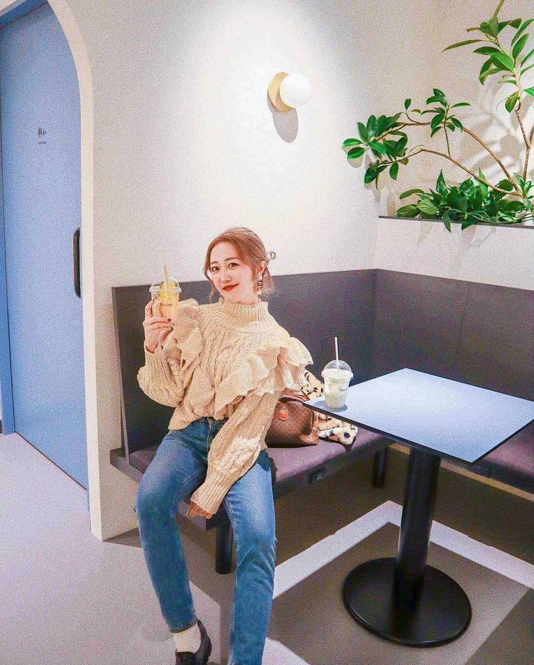 中島絢乃さんのインスタグラム写真 - (中島絢乃Instagram)「☕️🍒🇹🇼﻿ ﻿ ﻿ 世界に500店舗ある﻿ #シェアティー (@sharetea_japan )の﻿ 日本二号店が12月11日に﻿ #吉祥寺 にオープンしたということで、﻿ レセプションにおじゃましたよ😌❤️🏡﻿ ﻿ 場所は吉祥寺駅からすぐ！﻿ ユニクロの近くです🏃‍♀️💨🏢﻿ ﻿ ﻿ ﻿ ﻿ #台湾茶 や﻿ ティー・ラテ、フルーツティー、﻿ あとはタピオカがありました🧋🍒﻿ ﻿ おすすめメニュー２杯いただいたんだけど﻿ こんなに飲めなさそうと思ったら﻿ おいしくてすぐ飲み終わった😳🧋💫﻿ フルーツティーおすすめ！💞🥭🥝🍍﻿ ﻿ ﻿ ﻿ ﻿ あとおすすめなのが、﻿ まさかの木村屋総本店の新業態﻿ ＂#キムラスタンド ＂が入ってるの！🥐💥😍﻿ ﻿ 可愛い雪だるまのパンを食べたけど﻿ さすが木村屋！美味しかったです❤️☃️💞﻿ ﻿ ﻿ ﻿ テイクアウトも、﻿ 店内での飲食もできるとのことなので﻿ 吉祥寺に行ったら寄ってみて😌💫🍵﻿ 𓂃 𓈒𓏸 ‎𓂃 𓈒𓏸 ‎𓂃 𓈒𓏸 ‎𓂃 𓈒𓏸 ‎𓂃 𓈒﻿ #sheartea#pr#シェアティー﻿ #カフェ部#吉祥寺カフェ#オープン﻿ #カフェ好きな人と繋がりたい」12月17日 12時25分 - nakajima_ayano