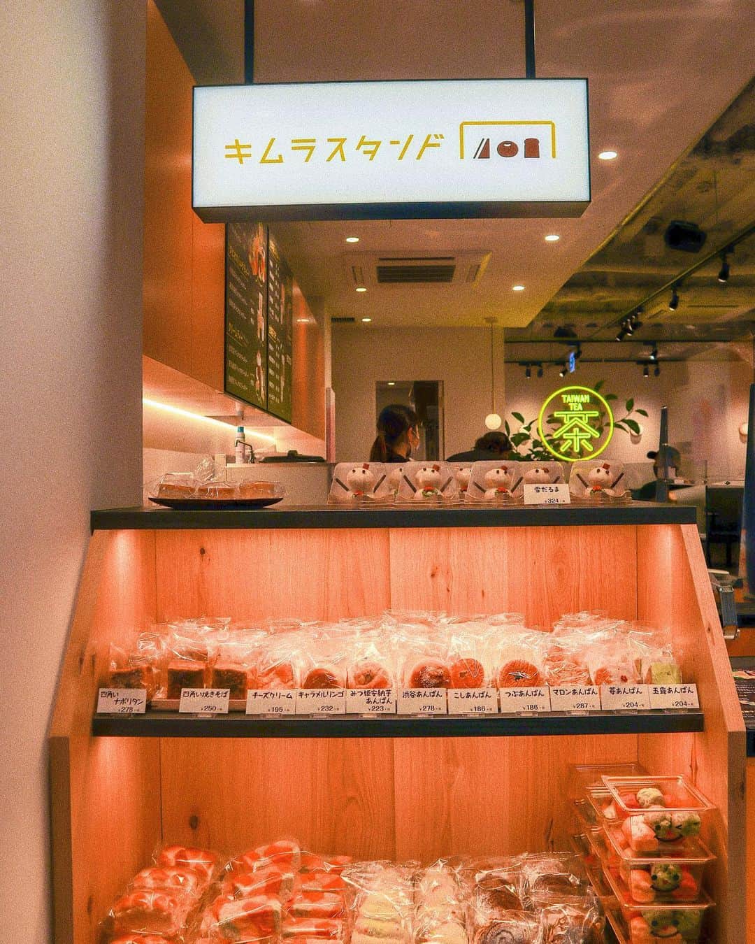 中島絢乃さんのインスタグラム写真 - (中島絢乃Instagram)「☕️🍒🇹🇼﻿ ﻿ ﻿ 世界に500店舗ある﻿ #シェアティー (@sharetea_japan )の﻿ 日本二号店が12月11日に﻿ #吉祥寺 にオープンしたということで、﻿ レセプションにおじゃましたよ😌❤️🏡﻿ ﻿ 場所は吉祥寺駅からすぐ！﻿ ユニクロの近くです🏃‍♀️💨🏢﻿ ﻿ ﻿ ﻿ ﻿ #台湾茶 や﻿ ティー・ラテ、フルーツティー、﻿ あとはタピオカがありました🧋🍒﻿ ﻿ おすすめメニュー２杯いただいたんだけど﻿ こんなに飲めなさそうと思ったら﻿ おいしくてすぐ飲み終わった😳🧋💫﻿ フルーツティーおすすめ！💞🥭🥝🍍﻿ ﻿ ﻿ ﻿ ﻿ あとおすすめなのが、﻿ まさかの木村屋総本店の新業態﻿ ＂#キムラスタンド ＂が入ってるの！🥐💥😍﻿ ﻿ 可愛い雪だるまのパンを食べたけど﻿ さすが木村屋！美味しかったです❤️☃️💞﻿ ﻿ ﻿ ﻿ テイクアウトも、﻿ 店内での飲食もできるとのことなので﻿ 吉祥寺に行ったら寄ってみて😌💫🍵﻿ 𓂃 𓈒𓏸 ‎𓂃 𓈒𓏸 ‎𓂃 𓈒𓏸 ‎𓂃 𓈒𓏸 ‎𓂃 𓈒﻿ #sheartea#pr#シェアティー﻿ #カフェ部#吉祥寺カフェ#オープン﻿ #カフェ好きな人と繋がりたい」12月17日 12時25分 - nakajima_ayano