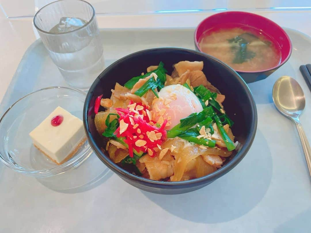 DJ KOOさんのインスタグラム写真 - (DJ KOOInstagram)「#娘の病院実習ランチ 「スタミナ丼」 お味噌汁とケーキ付き！！ 昨日の夜は仕事で帰りが遅くなって寝顔しか見れなかったので、お昼のランチLINEはホッとする！！ファイト！！   #病院実習 #臨床検査科 #スタミナ丼   #DJKOO」12月17日 12時26分 - dj_koo1019