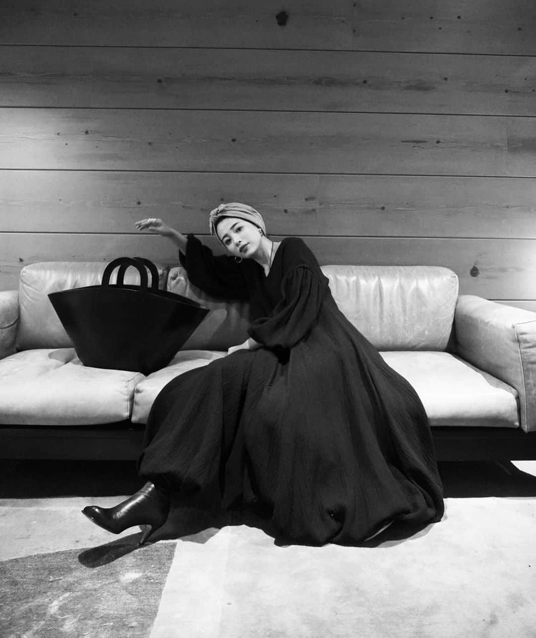 JUNNAのインスタグラム：「今日は先行受注でも 大大大人気だった  シュークリームワンピ  #バルーンスリーブフレアワンピース  の発売日です🤍  先行受注でご予約いただいた方の元にはもう届いたかな？  早く袖を通していただきたい  本当に可愛忙しいワンピースです🤭  ドキドキ...🤍  【新作発売スケジュール】 📍ルミネ新宿店　毎週木曜日 📌ETRÉ TOKYO  毎週木曜日19:00 📌ZOZOTOWN  毎週金曜12:00 📌ELLESHOP  毎週土曜19:30  #2020ETRE_AW #etretokyo#ワンピ#冬コーデ #冬 #冬服」