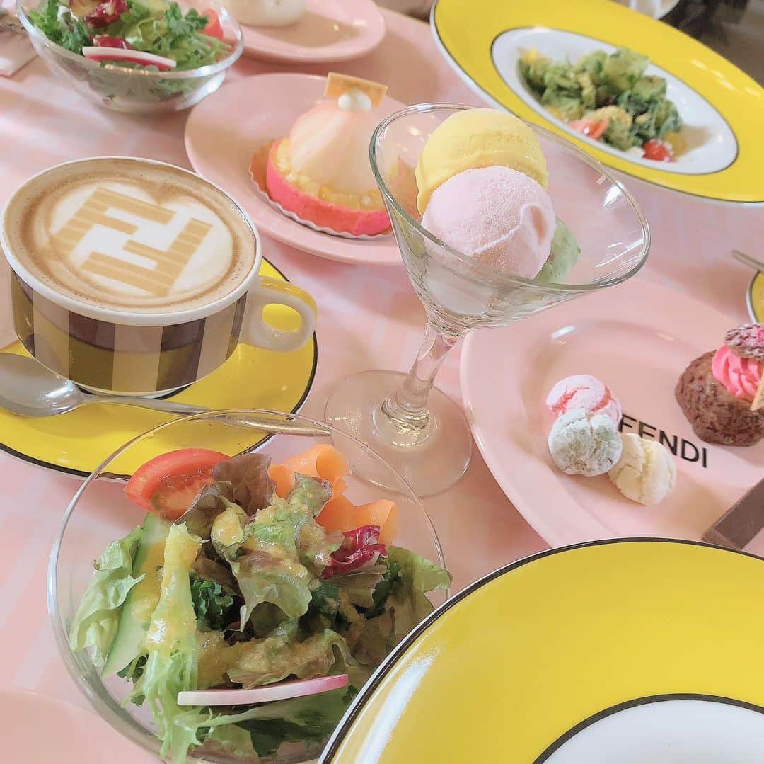 脇田璃奈のインスタグラム：「先日FENDI CAFFEに行ってきた！ めちゃくちゃ可愛かったし、めちゃくちゃ美味しかった💛 . . . #アニヴェルセルカフェ #fendicafe #fendi #カフェ巡り」