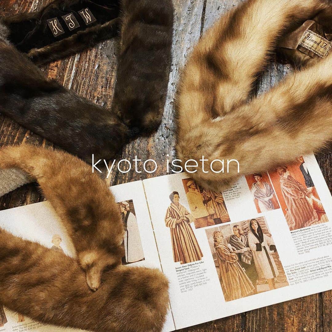 NUTTY Vintage&Collectibleのインスタグラム：「ジェイアール京都伊勢丹 《ワンダフルマルシェ〜京都蚤の市〜》  冬の寒さ対策に、ミンクファーショールはいかが？ いつもの装いにマフラーやストール代わりにオン。 一気に華やかに上質な仕上がりになります＊  また、今回のワンダフルマルシェでは ミンクファーのパーツを¥2,500~でお持ちしております＊ お持ちのカーディガンやコートに縫い付けたり、用途多数！ 普段店頭でお出ししていないアイテムですので、是非この機会にご覧くださいね。  ┈┈┈┈┈┈┈┈┈┈┈┈┈┈┈┈┈ RECOMMEND VINTAGE ┈┈┈┈┈┈┈┈┈┈┈┈┈┈┈┈┈ ☑︎vtg mink fur shawl&parts  ⚠️会期終了まで通販は承っておりません⚠️  《ワンダフルマルシェ〜京都蚤の市〜》 @wonderfulmarche  【会期】 12/16(wed)~12/24(thu) 場所：ジェイアール京都伊勢丹10階 催物場 時間：10:00~20:00 最終日は18時まで」