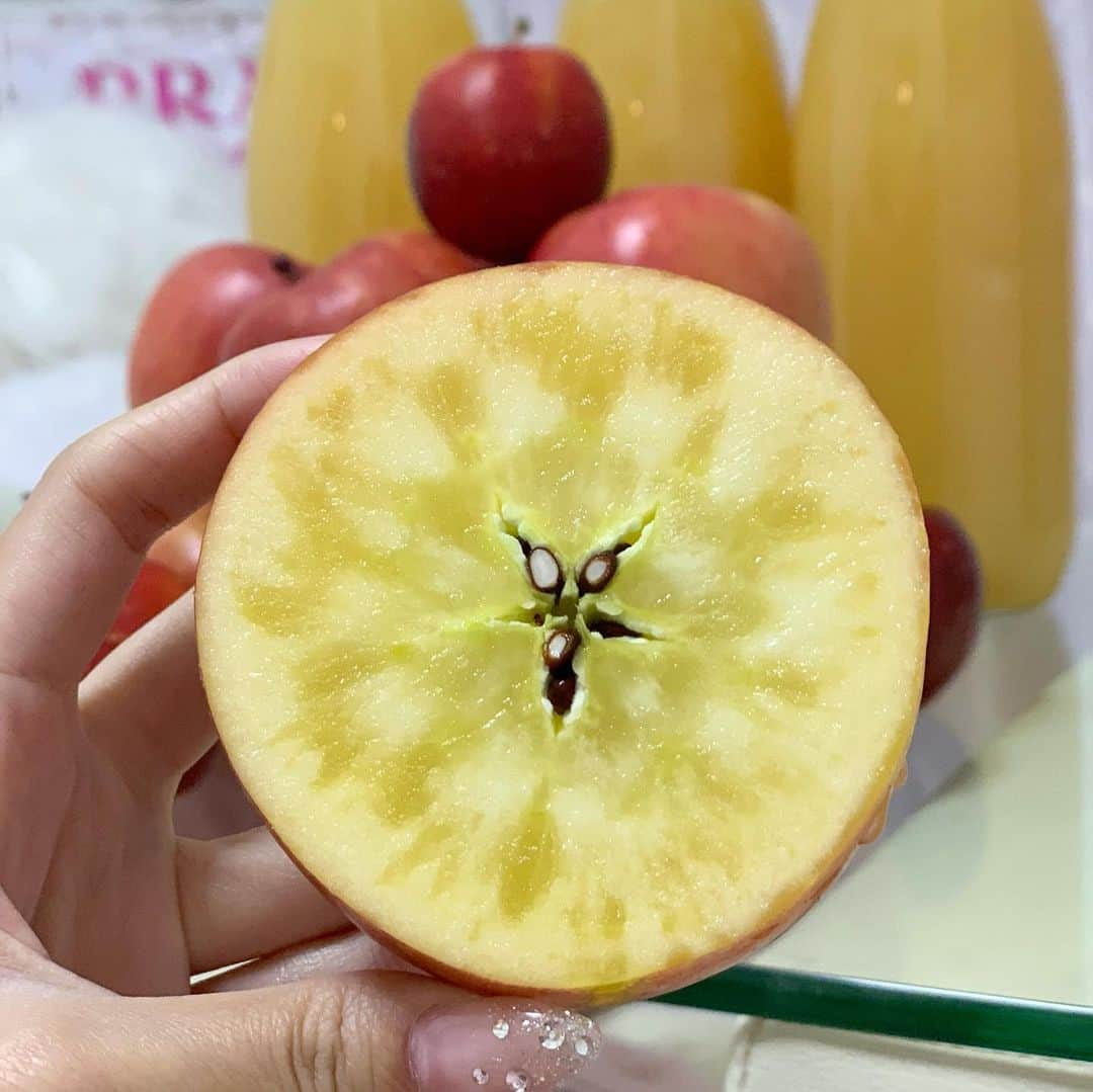 吉川ちかさんのインスタグラム写真 - (吉川ちかInstagram)「ちえさんから りんご🍎をおすそ分け してもらったけど美味しい🥺💓 . 蜜がたっぷりの 幻のりんごで甘いし シャキシャキだし美味しすぎた👶💓 . メルカリで購入したみたいで メルカリで 幻のりんご 高徳探したらあるよ🥺💓 . #メルカリ#幻のりんご#りんご#🍎#りんごちゃん #美味しかった#蜜#蜜がたっぷり#リンゴ#Apple」12月17日 12時30分 - yoshikawachika_1116