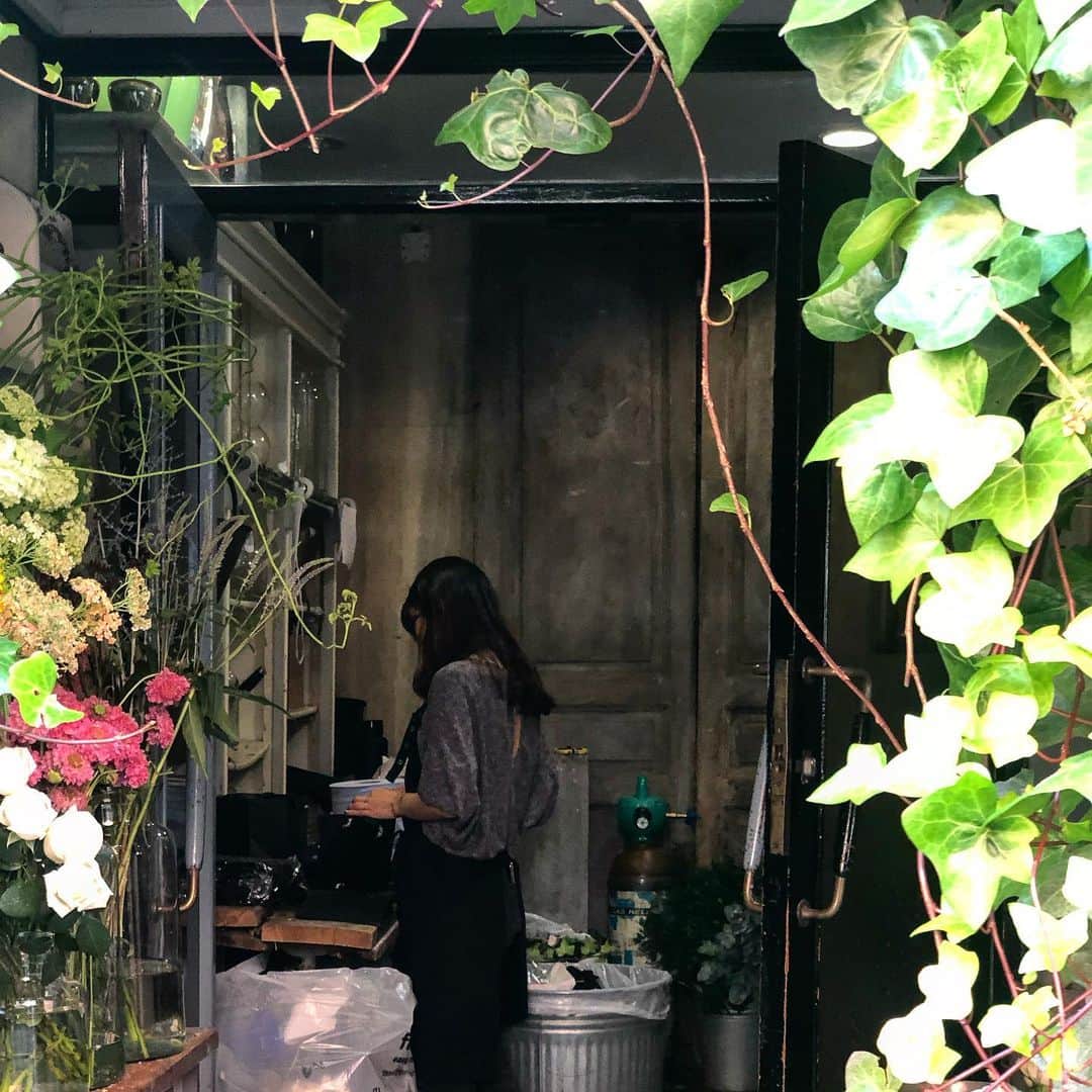 LAUNCHのインスタグラム：「LONDON🇬🇧  Why does it look cute just by working at a flower shop?」