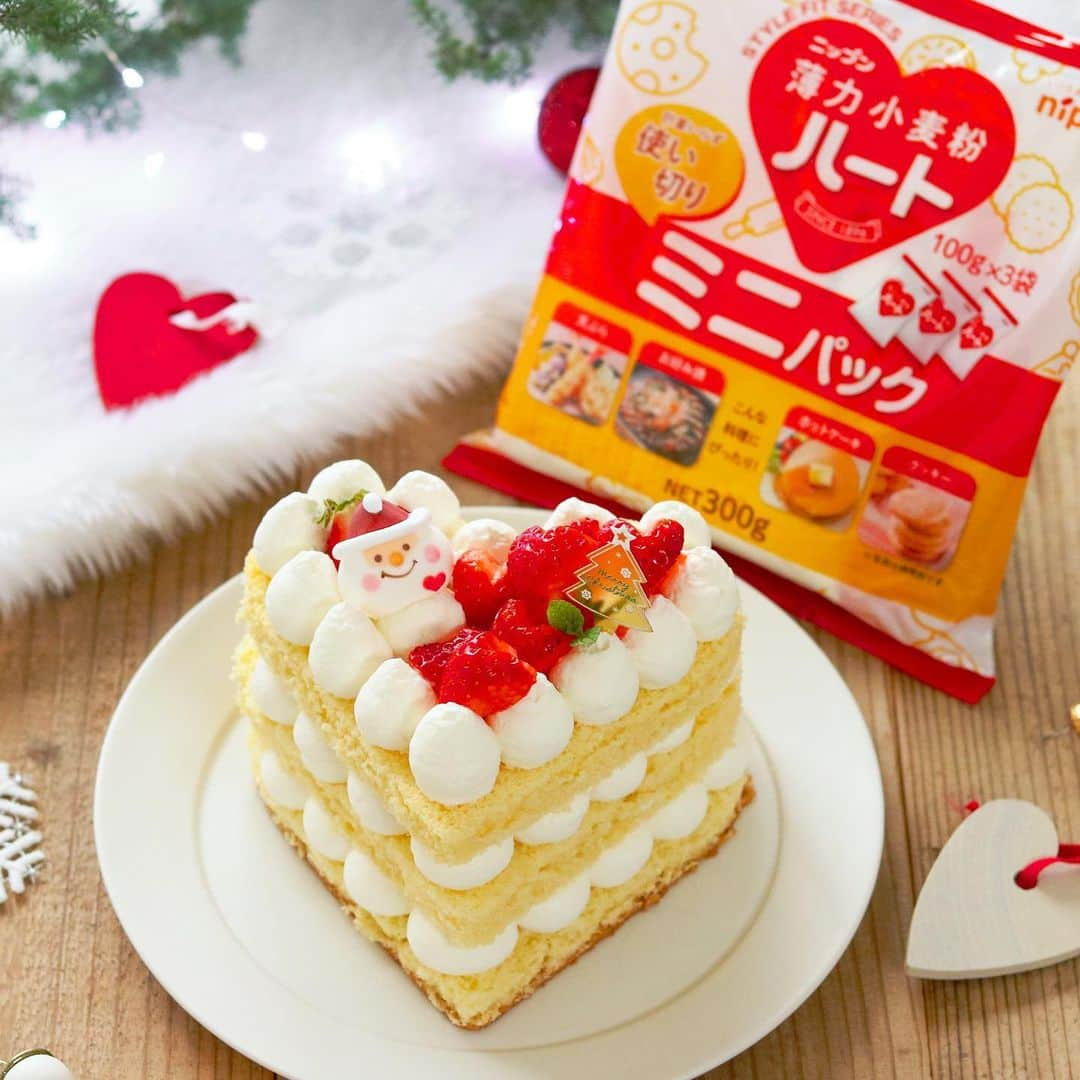 mikiさんのインスタグラム写真 - (mikiInstagram)「・ ・ bake.Christmas cake❤️❤️❤️  もうすぐクリスマスですね🎄❤️ コロナ禍の中でのクリスマス、おうちでゆっくり過ごす予定です☺️  今回、愛用しているニップンハートミニパック100gを使用してハートのクリスマスケーキを作りました！ ほんとに使いやすい！ストレスフリー！ ふるいにもかけやすくてお料理はもちろんお菓子作りに最適👍🏻 パッケージもハートが目に入ってくるからかわいいんですよね❤️  クリスマス本番もニップンハートミニパックを使ってクリスマスのお菓子作ろうと思います！  レシピ以外記載しておきます！良ければ参考にしてください！  ❤️ハートのクリスマスケーキ❤️  15センチ底取れ丸型 ハートセルクル  ＊15センチ底取れ丸型で焼きハートセルクルで抜いてます。  <材料> ○ニップンハートミニパック…1袋100g ○卵…3つ ○グラニュー糖…95g ○無塩バター…20g  <シロップ> ○水…30ml ○グラニュー糖…15g ○洋酒…小さじ1  <トッピング> ○生クリーム…200g ○グラニュー糖…16g ○苺…適量 ○ミント…適量 ○クリスマス飾り  <作り方> ＊下準備 ○耐熱ガラスにシロップの材料水、グラニュー糖を入れレンジで溶けるまで温め取り出したら洋酒を加える。 ○薄力粉をふるいにかける。 ○無塩バターを湯煎で溶かし冷めないようそのままにしておく。  1、15センチ底取れ丸型の底と側面にクッキングシートを敷く。  2、ボールに卵とグラニュー糖を入れ湯煎しなが、ハンドミキサーで混ぜ、もったりしてきたら湯煎から外し、更に泡立て持ち上げて字がかけるようになるまで混ぜる。  3、溶かして置いたバターを2に入れて手早く混ぜる。  4、薄力粉をもう一度ふるいにかけながらいれ、ゴムベラでボールの底から持ち上げるようさっくりと混ぜる。  5、型に流し入れ、トントンと打ち付けて空気を抜く。  6、オーブンで予熱190度、25分焼く。 焼けたらクーラーの上に逆さに置いてさます。 5分ほどしたら上下を返してしっかり冷ます。  7、スポンジを3枚にカットし、ハートのセルクルで抜く。  8、スポンジにシロップをうち、泡立てた生クリームを丸口金で均等に絞り重ねていく。 トップも生クリームを絞り苺やミント、クリスマスの飾りをトッピングして完成。  #日本製粉　 #ニップン #NIPPN #ハート薄力粉 #ニップンハート薄力粉 #ニップンハートミニパック薄力粉 #計量いらず #いつも開けたてフレッシュ #いつも食卓にニップン #PR #小麦粉 #薄力粉」12月17日 12時39分 - koron.n