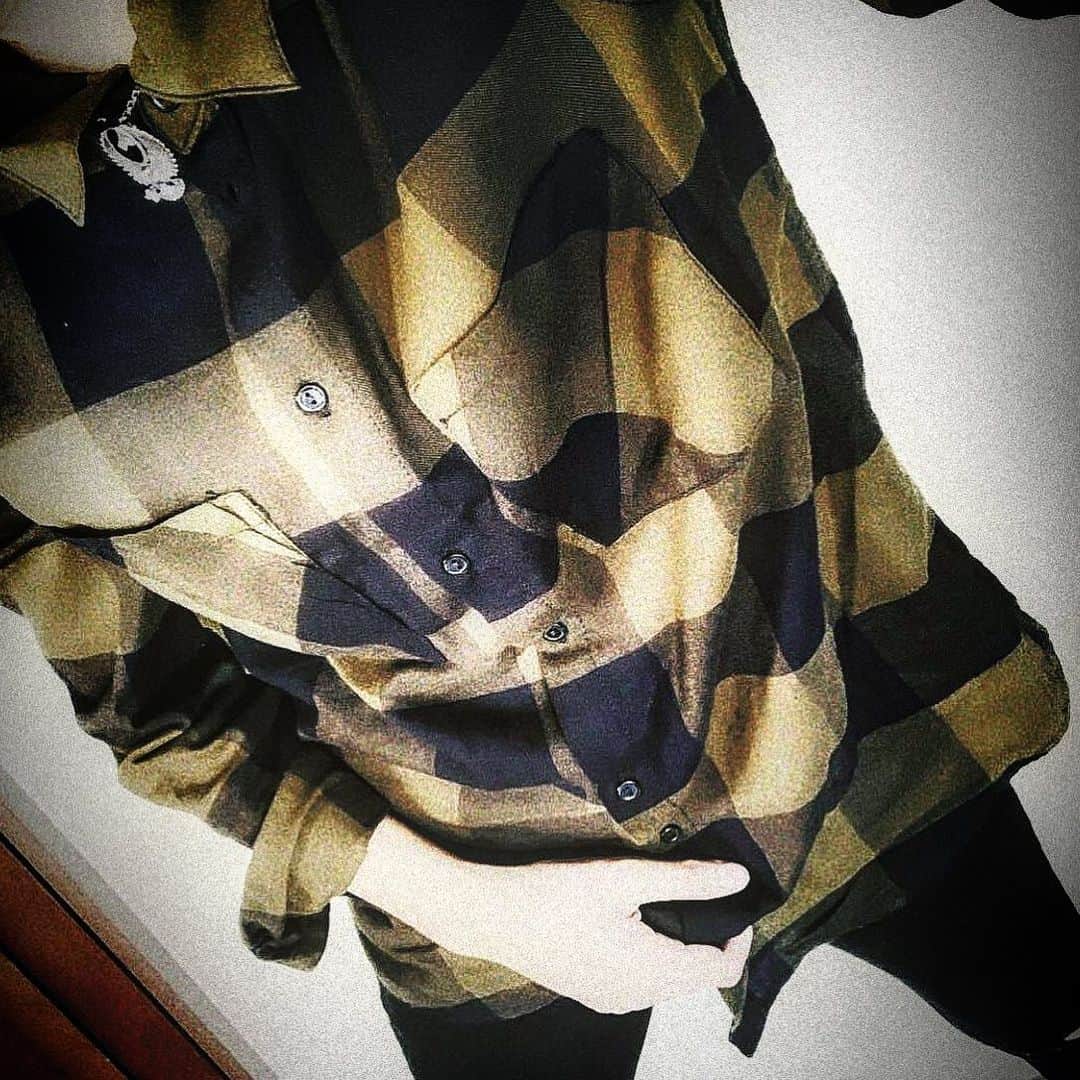 のインスタグラム：「MENS like fashion  @uniqlo  @hm  @justindavisofficial   過去ぴ。 たまにはまともに服だけ載せとこ。 ジャスティンのチェーン短めにしたから首元ネクタイペンダントみたくなったし、エリに👔つけてみた。  #silver925 #シルバーアクセサリー #雰囲気好きな人いいね #シャツコーデ #着画 #fashionkiller #fashionblogger #プチプラ #服装  #洋服好きな人と繋がりたい #casual #服 #hm  #なりたい自分になる  #お洒落さんと繋がりたい #ビッグシルエット #fashion #coolgirl #チェック #ナイキ女子 #カーキコーデ #男の子コーデ #中性 #男装#instalike #メンズライク #スニーカーコーデ #メンズカジュアル #instagood #スニーカー好きな人と繋がりたい @c.h.a.t.a.13 🇯🇵」