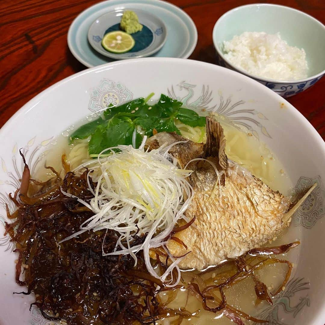 三浦友加のインスタグラム：「🐟トトタベローネ庄内浜　 https://tototabelone-shonai.jp/ 鯛だし麺　ご紹介🍜  １8店舗目　ラ〜メンはらだ　さん  「鯛塩ラーメン」　900円  外はカリッと香ばしく中はジューシー！ 鯛のカマの素揚げが乗った、お座敷で楽しむ鯛塩ラーメン。  「お昼は間借りのような感じでやらせて戴いております！」 というご主人の原田さんは、 夜は親御さんが営む割烹屋さんの空間でご提供という、ラーメン王国山形でも珍しいスタイルのラーメン屋さん。  スープに使う具材は鯛と生姜のみ！ シンプルですが、新鮮な鯛の頭や骨などガッチリお出汁を抽出したものをベースに、 乾燥ホタテの貝柱と日本酒がメインの特製の塩ダレ、 鯛のアラ、頭などををゆっくりオイルで煮込んだ鯛の香味オイルも加わり、 芳醇な鯛の香りと旨味がいっぱいに広がる贅沢鯛塩スープに！  麺はスープの繊細さに合うよう、酒田産の細麺をチョイス。  そしてトッピングは由良産の布海苔、 藤島産の長ねぎを使用した白髪ねぎ、三つ葉、煎り胡麻が乗せられ、 そこへネギと生姜が香る油で揚げた、 外はカリッと！中はふんわりジューシーな 見事な真鯛のカマの素揚げがオン！  わさびとすだちは別皿に添えて、 ①最初にそのまま、②わさびを溶いて、③すだちも浮かべて④最後はごはんにスープをかけてすだち鯛茶漬に！  そして、ここまで紹介させて頂きながら大変申し訳ございません！！ 12月末までご提供と思っておりましたが、 勘違いをしており、ご提供期間は終了となりました。 大変申し訳ございません！！！  またの機会に是非どうぞ宜しくお願い致します。  そしてこれからいよいよ冬本番、 はらださんの1番オススメのメニューはお客様からの人気No.1でもある 「辛味噌ラーメン」800円 だそうです！！  極寒の中、アツアツの味噌スープににんにく入りの辛味噌を少しずつ溶かしながら、 中華鍋で強火で炒められたもやしをワシワシ、そして中太麺がぷりっともちっと食べ応え抜群で、旨辛味噌スープで身体の芯からポッカポカになり、チャーシュー、玉葱、青海苔とバラエティ豊かな具材で最後まで楽しく頂きました！！ 原田さん、皆様、大変ありがとうございました！！  今年のいつになく寒いこの冬に、身も心も温まるはらださんの辛味噌ラーメン、是非どうぞ！！！！！  ら～めん　はらだ 0235-66-3185 三川町横山字袖東16―17　 定休日　毎週火曜日と、月に一回　火曜日水曜日の連休  #ら～めんはらだ #鯛塩ラーメン #辛味噌ラーメン #トトタベローネ #トトタベローネ庄内浜 #トトタベ庄内浜 #庄内浜の鯛だし麺」