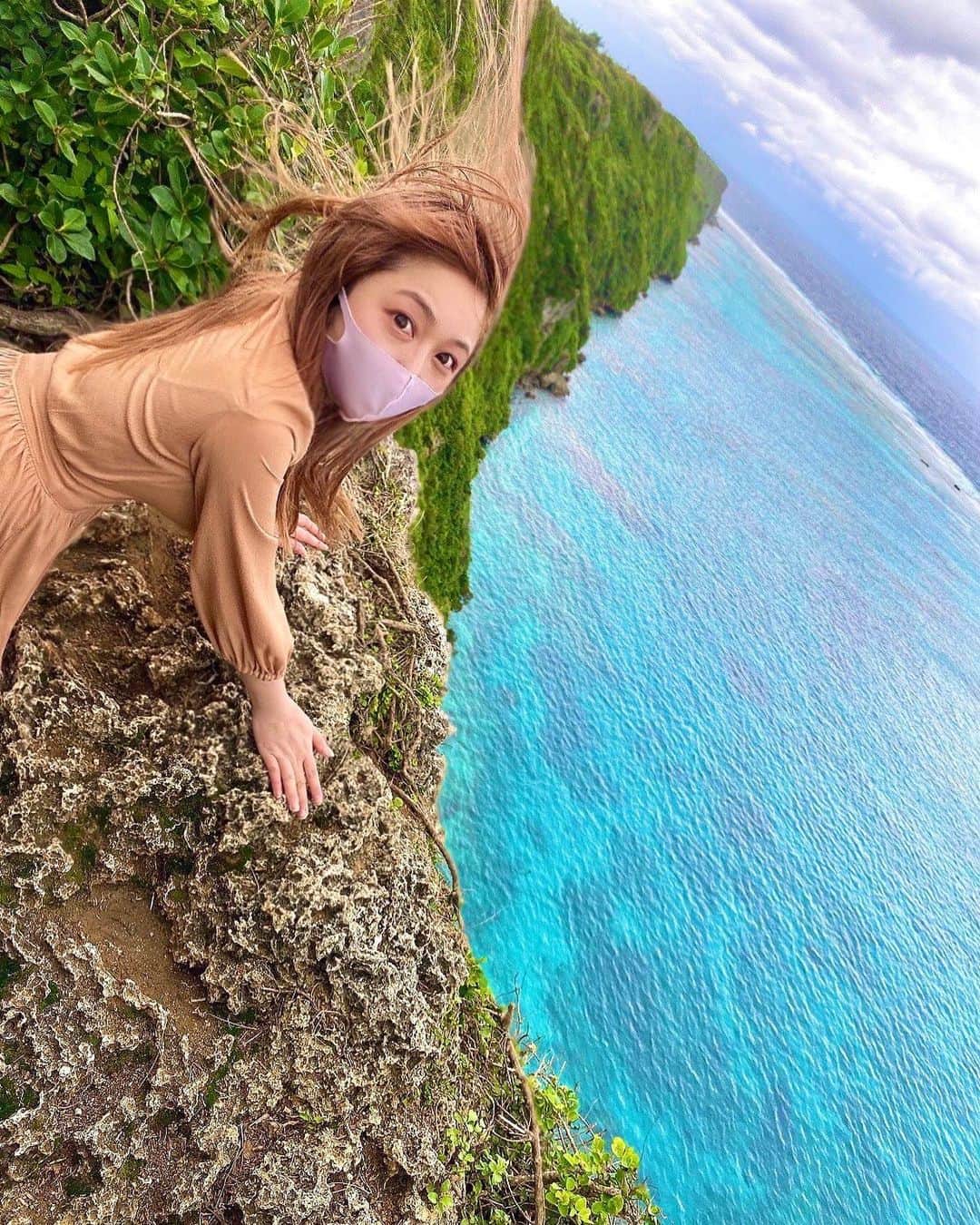 のインスタグラム：「. 目が完全にビビってる。 . . . . . #宮古島 #伊良部島 #沖縄 #宮古島旅行 #沖縄旅行 #沖縄観光スポット #観光地 #日本の景色 #沖縄観光 #宮古島観光 #沖縄の海 #オススメスポット #崖 #断崖絶壁 #ホラー #japanphoto #okinawajapan #cliff #오키나와 #宮古ブルー #三角点 #伊良部島三角点」