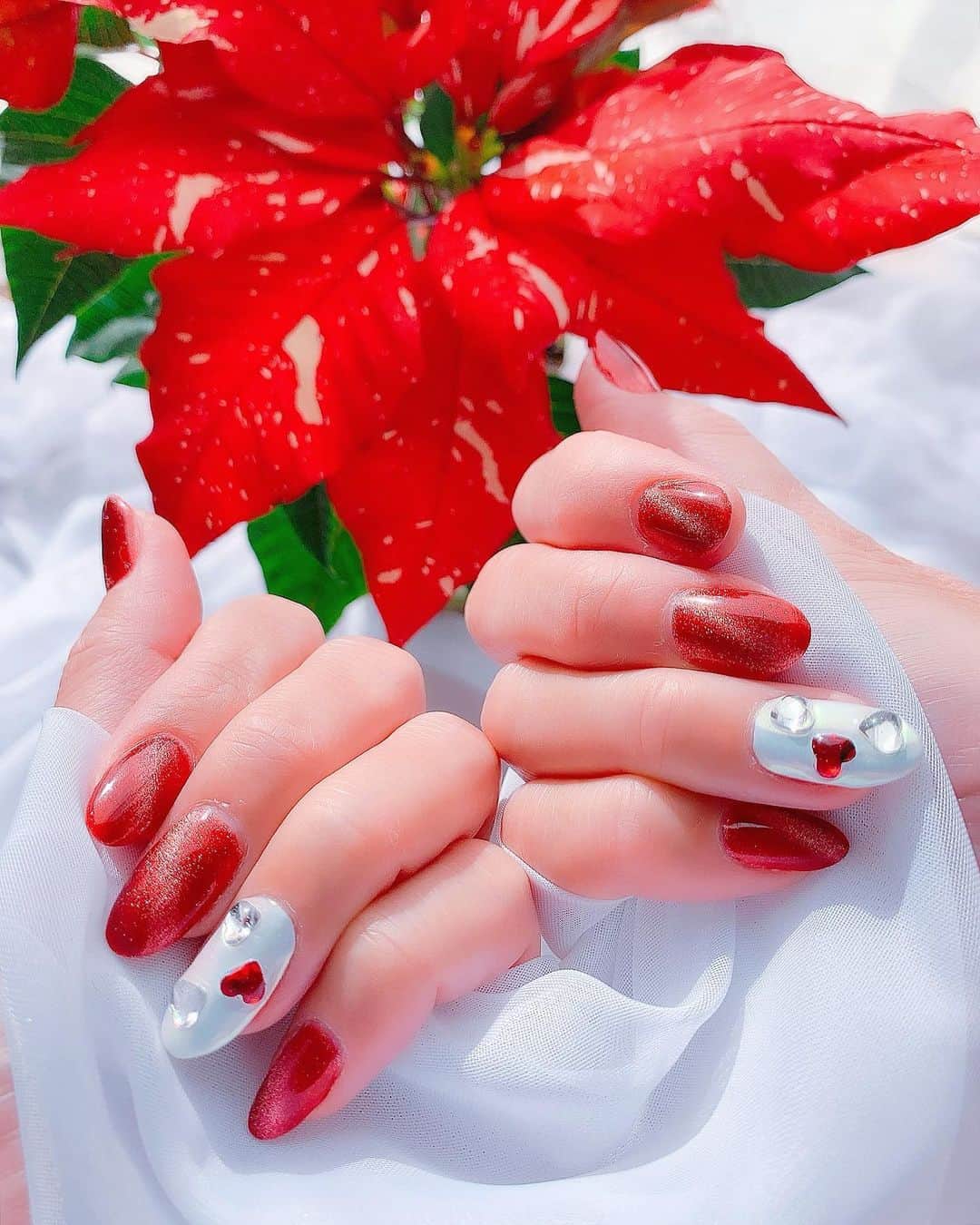 のインスタグラム：「💅💎✨ . 今月もトータルビューティーサロン @selfish_4281 さんで ネイルチェンジ💅💗  Xmasもお正月もあるので紅白に🎅🏻🎍 12月は赤の#マグネットネイル と 2ヶ月前から決めていたから‪w 1本だけ白の#ミラーネイル に ハートのラインストーンがポイント♥️✨  いつも想像以上に可愛くしてくれて 大満足です🙌🏼✨✨  ✩ ⋆ ✩ ⋆ ✩ ⋆ ✩ ⋆ ✩﻿ ⋆ ✩ ⋆ ✩﻿ 脱毛、ホワイトニング、光フェイシャル、 ハイフetc…… 他にもメニューが沢山♡ @selfish_4281  アカウントからHot pepper beauty お得なクーポンcheckしてみてね✅  . 🗾 埼玉県越谷市越ヶ谷１－12－４福田ビル１F 🔎🔍 https://beauty.hotpepper.jp/kr/slnH000470504/  . #selfish越谷 #pr  #越谷市#越谷#越谷サロン#newnail #nail#handnail#ネイルサロン#サロン#ハンドネイル#フットネイル#ニューネイル#ネイルアート #アート#ラインストーン#爪#ネイル好きな人と繋がりたい #キラキラ#ジェルネイル#ネイルデザイン#定額ネイル#ネイルアート#美容#おしゃれさんと繋がりたい #美容好きな人と繋がりたい #手元くら部 #手元倶楽部 #手元コーデ  ✩ ⋆ ✩ ⋆ ✩ ⋆ ✩ ⋆ ✩﻿ ⋆ ✩ ⋆ ✩﻿ 見て下さった方(*´︶`*)♡Thanks!🍀*゜」