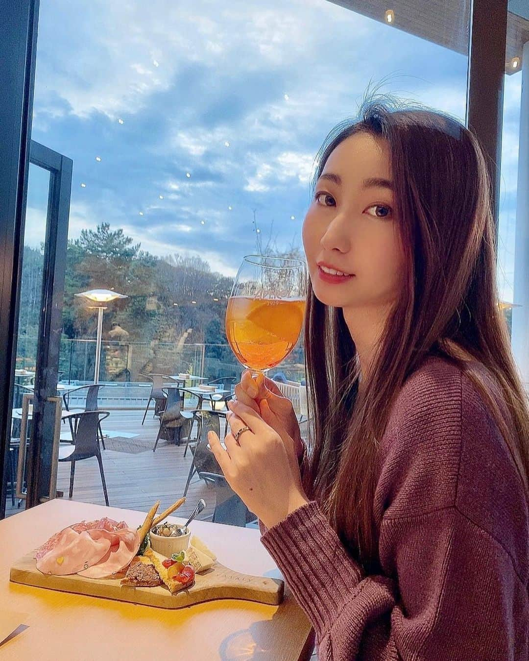 尾崎ありさのインスタグラム：「このあいだEATALY HARAJUKUでアペリティーボを楽しんできたよ🍸﻿ ﻿ オレンジ色が綺麗なおしゃれなカクテル、アペロールスプリッツ🍊﻿ 軽やかですっきりとした味わいは女性におすすめ🥰﻿ ﻿ サンセットタイムに美味しいお酒とおつまみでゆっくりできたよ〜﻿ EATLY HARAJUKUはお買い物で利用していたけど、レストランも開放的でとっても素敵な場所でした✨﻿ ﻿ ﻿ ﻿ #PR #アペロール #アペロールスプリッツ #アペリティーボ #東カレ倶楽部 #東京カレンダー #カクテル #お酒 #原宿 #レストラン #yum #おしゃれさんと繋がりたい #yummy #オレンジ #かわいい  #delicious #eat #原宿グルメ #酒#aperol #drink #aperolspritz #食前酒 #リキュール #イタリアン #カフェスタグラム #カフェ部 #グルメ #食べスタグラム #gourmet ﻿」