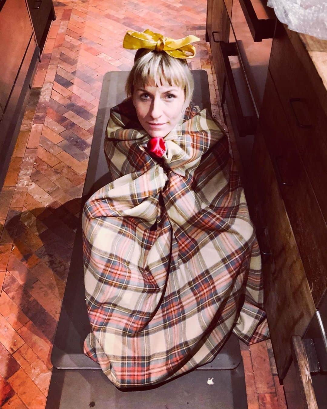 ミッキー・サムナーのインスタグラム：「Getting Present. ♥️ 🎁   Miss you mama @trudiestyler (my mum doesn’t use wrapping paper for her holiday gifts, instead she makes and reuses these beautiful fabric sacks! Be inspired ! Skip the paper ! Reuse ♻️ recycle ♻️!)」