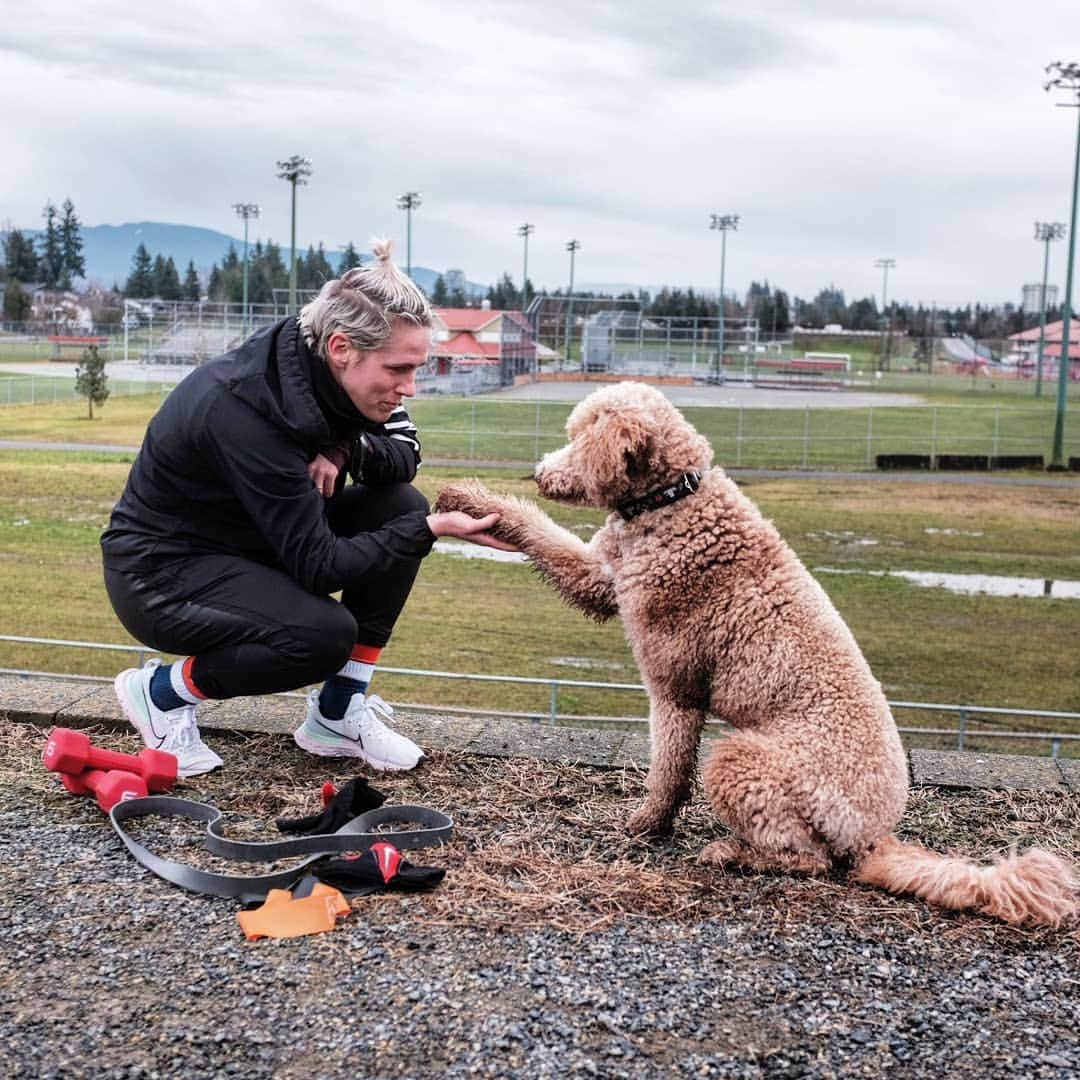 ソフィー・シュミットのインスタグラム：「My training partner. She holds me accountable during these bubble Covid times. Also... Very inspiring. Her athleticism is humbling and motivating. Thanks @leiagoldendoodle  #Gains #OffSeasonTraining」