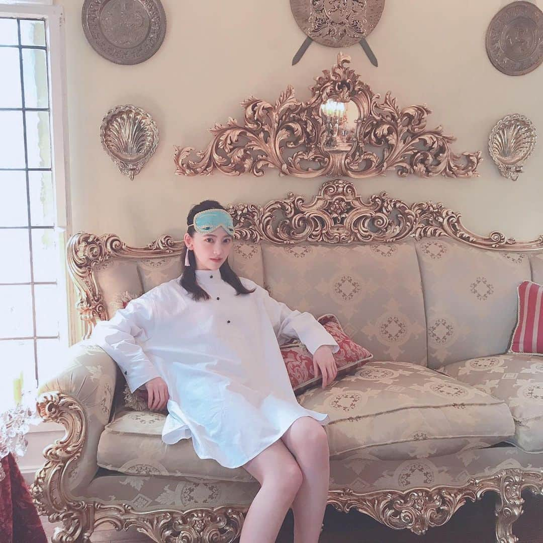 堀未央奈さんのインスタグラム写真 - (堀未央奈Instagram)「💍☕️  𝕥𝕚𝕗𝕗𝕒𝕟𝕪'𝕤 𝕓𝕣𝕖𝕒𝕜𝕗𝕒𝕤𝕥  だいすきな作品． 強くありたいと願う 女性の繊細な生き様が かっこよくてかわいくて 愛おしくなります  おしゃれは誰がなんと言おうと 女にとって欠かせないもの🕯  #乃木坂46 #堀未央奈 #2nd写真集オフショット #いつかの待ち合わせ場所」12月17日 12時59分 - horimiona_official