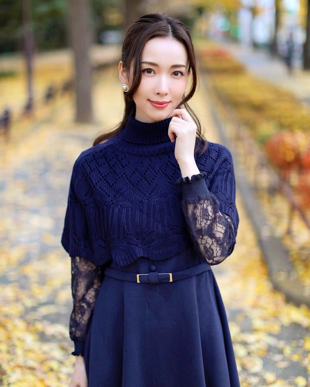 瀬戸早妃のインスタグラム：「土曜日に登場するワンピース👗🎀 こちらは、昨日投稿したカラーの色違いver.です♪ 動画も最後に載せています.綺麗なAラインシルエットなので、是非ご覧ください🥰 . @montresorsaki  ☑︎dress 12/19(土)12:00発売🔔 . #montrésor  #montresor #モントレゾール #cordinate #大人可愛い #大人可愛いコーデ」