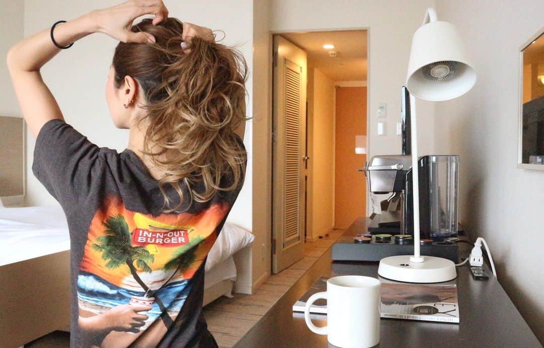 RENA のインスタグラム：「大好きなコーヒーと唯一買ってる雑誌とお気に入りのTシャツで過ごす時間が好き🤍 ． 夏からずっとお気に入りはIn-N-Out Burger Tシャツw🍔 ．  カリフォルニア発のアメリカ国民が選ぶ“1番好きなハンバーガーチェーン”になってるバーガーショップで私も若い頃はLAでよく行ったw ． この前コロラド州に初出店したらお客が殺到して14時間待ちの大行列が発生したニュースにはびっくりだったけどw ． ． カリフォルニアネタだとつい買っちゃうんだけど笑 ． 他にも探し中 なんか面白いの見つけたら教えてね🤍🤎 ． ． ． #innoutburger #california #tee #favorite #beachlife #カリフォルニア #Tシャツ #海のある生活 #私服 #アウトフィット」