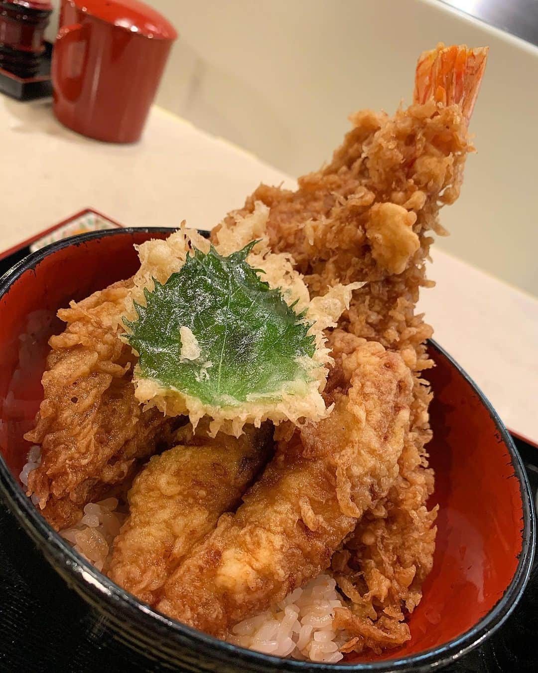ayuさんのインスタグラム写真 - (ayuInstagram)「Lunch at Gion in Kyoto🧡 I ate a bowl of tendon🍤🍚 ・ 祇園でお昼ご飯💛 天丼食べたよ🍚🍤 このお店は2度目の訪問。 ちょっと味変わっちゃったような、、🤔 お洋服のニットは @grace_oriental ユヒャンさんの オンラインショップのニットです👗🧶 色んな服装にマッチするから お気に入りです🤎✨ ・ #lunch#tendon#kyoto#kyotojapan#gion#japan#insta_japan#kyotofood#gourmet#kyototrip#japan_of_insta#japanese#japanesegirl#chanel#chanelbag  #ランチ#京都グルメ#京都#天丼#天周#グルメ部#グルメ女子#京都ランチ#祇園#祇園ランチ#そうだ京都行こう#ayuログ」12月17日 13時16分 - ayu888ayu