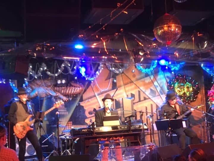 JIGEN のインスタグラム：「昨夜は琢己さんの還暦祝い！私は酒井ミキオさんとのトリオで演奏させて頂きました☆琢己さんのキャリアを辿りながら終始流れる穏やかなお祝いムードで、とても素敵なライブとなりました♪ 改めて、琢己さんおめでとうございます！！ （写真はブッキーさん投稿より♪）」