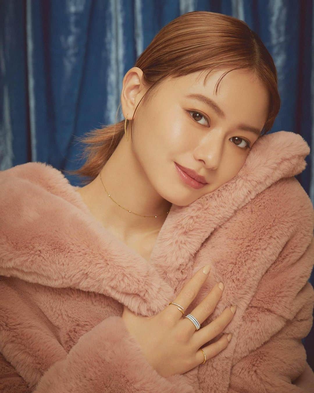 のインスタグラム：「💍 @ellejapan ⠀ °☆ Delightful Holiday ＊。°⠀ 山本舞香がまとう、きらめきのジュエリー⠀ ⠀ Fauxfur jacket ： @jakkeldn ⠀⠀ ⠀⠀ 🤍🤍🤍⠀⠀⠀ #elle #ellejapan #elleonline  #ahkah #jakkeldn #fauxfur⠀⠀ #ジャッキー #ファー #エルオンライン」