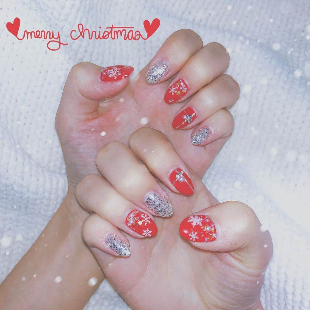 結城明日翔のインスタグラム：「. クリスマスネイル🎅🎄❄ . . . #ネイル #クリスマスネイル #christmasnails #nails #christmas #xmas #雪ネイル #赤ネイル #ラメネイル #snownails #rednails #キラキラネイル #冬ネイル #ジェルネイル #nailart #instanails」