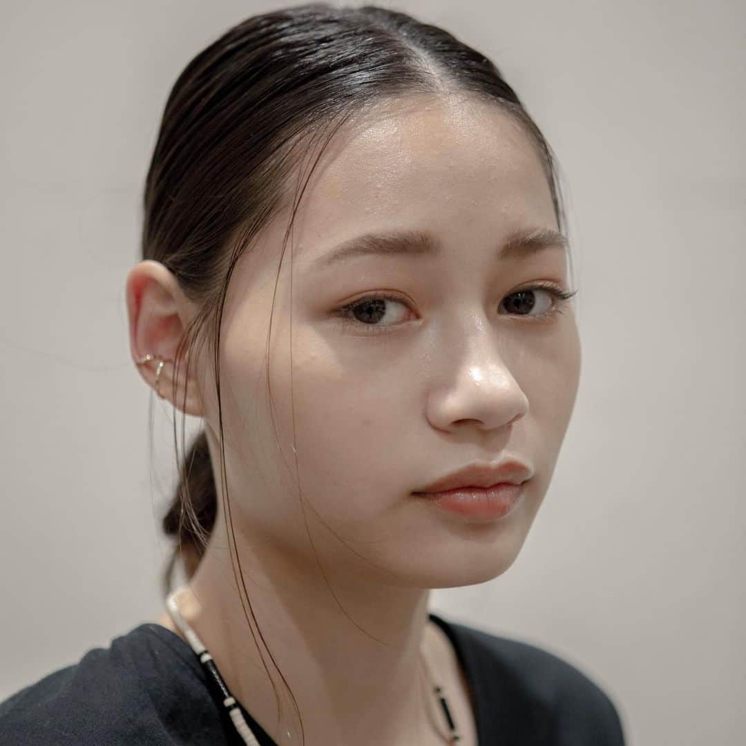 ミキアのインスタグラム：「moon ear cuff diaは光を ゴールドの地金は無機質さを 表現しています。 Image of  moon  Moon Ear Cuff The diamond represents light. Gold expresses the inorganic. @mikiajewelry #moon#earcuff#diamond#k10#107karatgold」