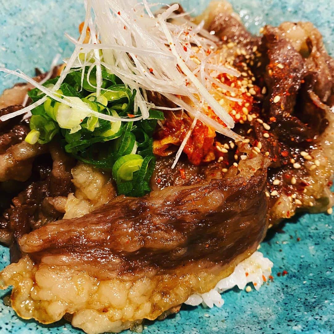 おっきゃがりのインスタグラム：「本日より始動❗️❗️ おっきゃがりランチ✨ 『炙りカルビキムチ飯』 魚屋の本気肉飯❤️  溢れ出す肉の旨味を銀シャリにのせて...🤤  昼飲み大歓迎✨‼️ テラス席のコタツで飲んじゃう〜❓  【営業時間変更のお知らせ】  平素より季楽酒場おっきゃがりのご利用ありがとうございます。 この度、新型コロナウィルス感染拡大防止のため、大阪市時短営業要請を受けまして、12月16日~12月29日までを下記の通り営業時間を変更させていただくこととなりました。 皆様にはご不便、ご迷惑をおかけしますが、何卒ご理解とご協力をお願い致します。  変更前：17:00～翌1:00  金、土、祝前：17:00〜翌3:00  変更後全日：12:00～21:00  時間を変更し、お昼からガンガン営業いたします。 ランチメニューも昼飲みもご用意しておりますので、時間変更後もぜひご利用ください。 ランチメニューに限りテイクアウト可能ですので是非よろしくお願い致します。  12月30日は17:00〜翌1:00まで営業予定ですので何卒よろしくお願いします。季楽酒場おっきゃがり　スタッフ一同。 TEL：06-6454-3511」