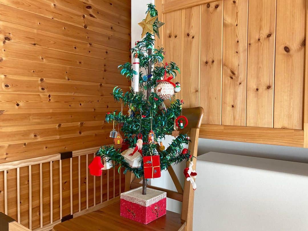 aco.さんのインスタグラム写真 - (aco.Instagram)「2020.12.17  12月の#リビング  #クリスマスツリー は 12月に入った頃に出しましたが #クリスマス の#手ぬぐい額 を やっと飾りました  ツリーは母が子供の頃の年代物で 私も子供の頃からずっと飾ってきたもの🎄  今時の物に憧れるけど 手放す事ができないものです  飾りは劣化して減ってきたので 数年前から毎年一つ買い足しています  今年は（去年も）nico and…のベル型のものを🔔  昭和のやる気のないサンタさんも現役です🎅 （絶対仕事する気ないよね） . . . 今週に入って急に寒くなったけど 今朝はうーーーっすら 雪が積もっていました  ほとんど雪の降らない地域なので そんな程度で大騒ぎです笑  先週までに 大掛かりな大掃除は済ませたので 少し気が楽ですが 気が抜けてしまったのか 今週はのんびりしてしまっています  少し冷え込みがマシな日を狙って 残りのカーテン洗濯と 拭き掃除をしてしまいたい  今週は年賀状をやる！と 心に決めていたのに 写真整理が出来て無さすぎて 写真を選ぶところでつまづいてます😂 あー頑張ろ💪  昨日は これはヤバいと思うくらいの肩凝りで （風邪の引きはじめとかに 　肩こりが酷くなります） 大人しく早めに寝たら治っていたけど こんなご時世なので 体調を崩しかけただけでハラハラしますね💦  息子のサッカーも年内が大詰め、 体調を崩している場合ではない😂  残りの12月も時間を上手に使って 有意義に過ごしたいです✨ . . . 2枚目は動画🎥  エアコンの風で#モビール がよく揺れて 癒されます☺️  娘の出産祝いに友達がくれた物だけど 娘も毎朝「あ！あ！」と 初見か！？というほど指差してます笑 . . . モビール、手ぬぐい額などなど @aco.chaaaaan の楽天roomに載せてます♪ . . . . . #aco季節を楽しむ暮らし .」12月17日 13時45分 - aco.chaaaaan