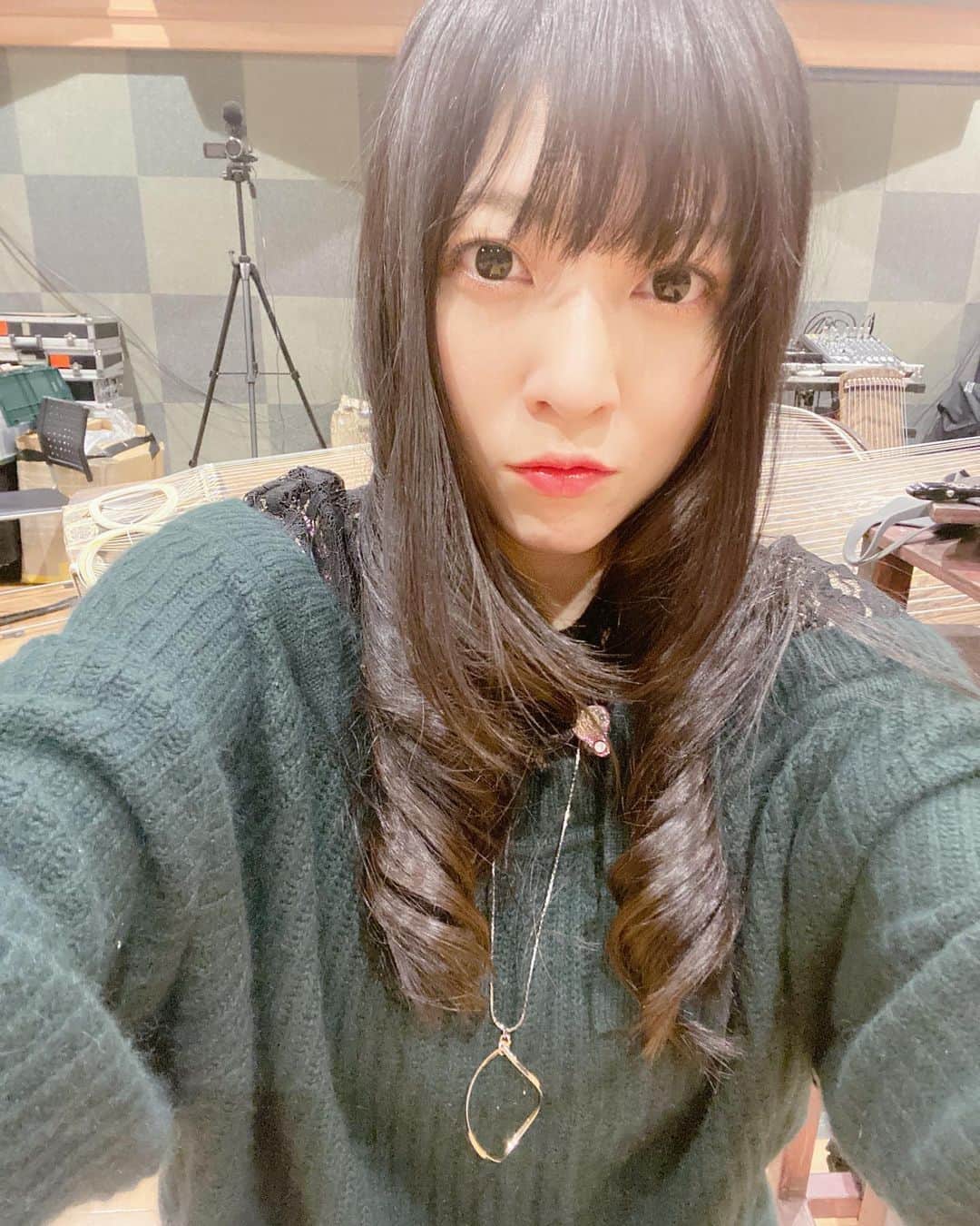 鈴華ゆう子のインスタグラム：「久々に髪を巻いて、大人っぽくしてみた。」