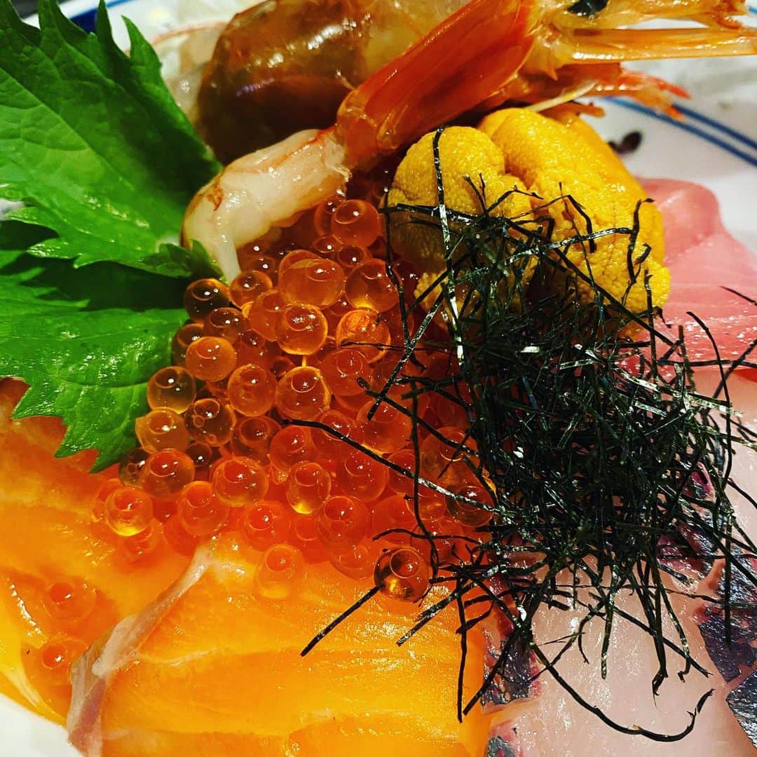 おっきゃがりのインスタグラム：「本日より始動❗️❗️ おっきゃがりランチ✨ 『輝きの海鮮丼』 すべてのうまいが詰まってます❤️  海の恵を銀シャリにのせて...🤤  昼飲み大歓迎✨‼️ テラス席のコタツで飲んじゃう〜❓  【営業時間変更のお知らせ】  平素より季楽酒場おっきゃがりのご利用ありがとうございます。 この度、新型コロナウィルス感染拡大防止のため、大阪市時短営業要請を受けまして、12月16日~12月29日までを下記の通り営業時間を変更させていただくこととなりました。 皆様にはご不便、ご迷惑をおかけしますが、何卒ご理解とご協力をお願い致します。  変更前：17:00～翌1:00  金、土、祝前：17:00〜翌3:00  変更後全日：12:00～21:00  時間を変更し、お昼からガンガン営業いたします。 ランチメニューも昼飲みもご用意しておりますので、時間変更後もぜひご利用ください。 ランチメニューに限りテイクアウト可能ですので是非よろしくお願い致します。  12月30日は17:00〜翌1:00まで営業予定ですので何卒よろしくお願いします。季楽酒場おっきゃがり　スタッフ一同。 TEL：06-6454-3511」