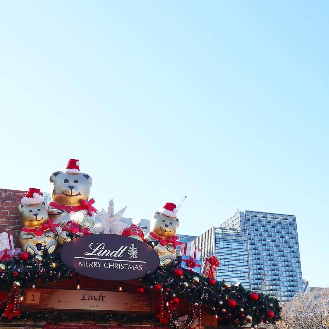 りえのインスタグラム：「* * ☑︎ 東京クリスマスマーケット2020＠日比谷公園 * * 初出店のリンツのドリンクを飲みに、 日比谷公園で開催されているクリスマスマーケットに行ってきました🎄 * * どこもかしこもリンツテディだらけで、とっても可愛かった！ オーナメントにリンツテディがあしらわれた大きなツリーが人気で、撮影スポットみたいになってました🧸 * * 私が飲んだホットチョコレート以外にも、フォンダンショコラや焼き菓子も食べられるみたいです🍫 * * クリスマスマーケットは12/25まで開催されてます◎ * * @lindt_chocolate_japan」